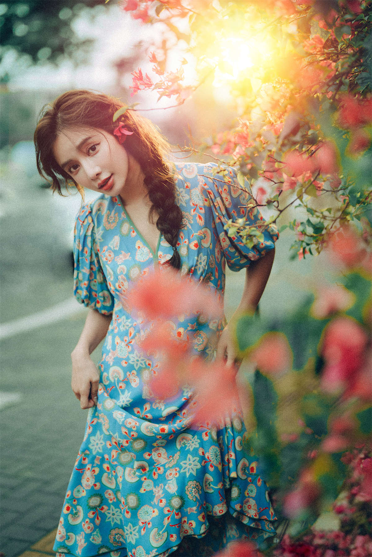 YITUYU艺图语 2022.06.25 发光的发丝，三角梅瀑布下的女神 姝雯同学-日更街拍