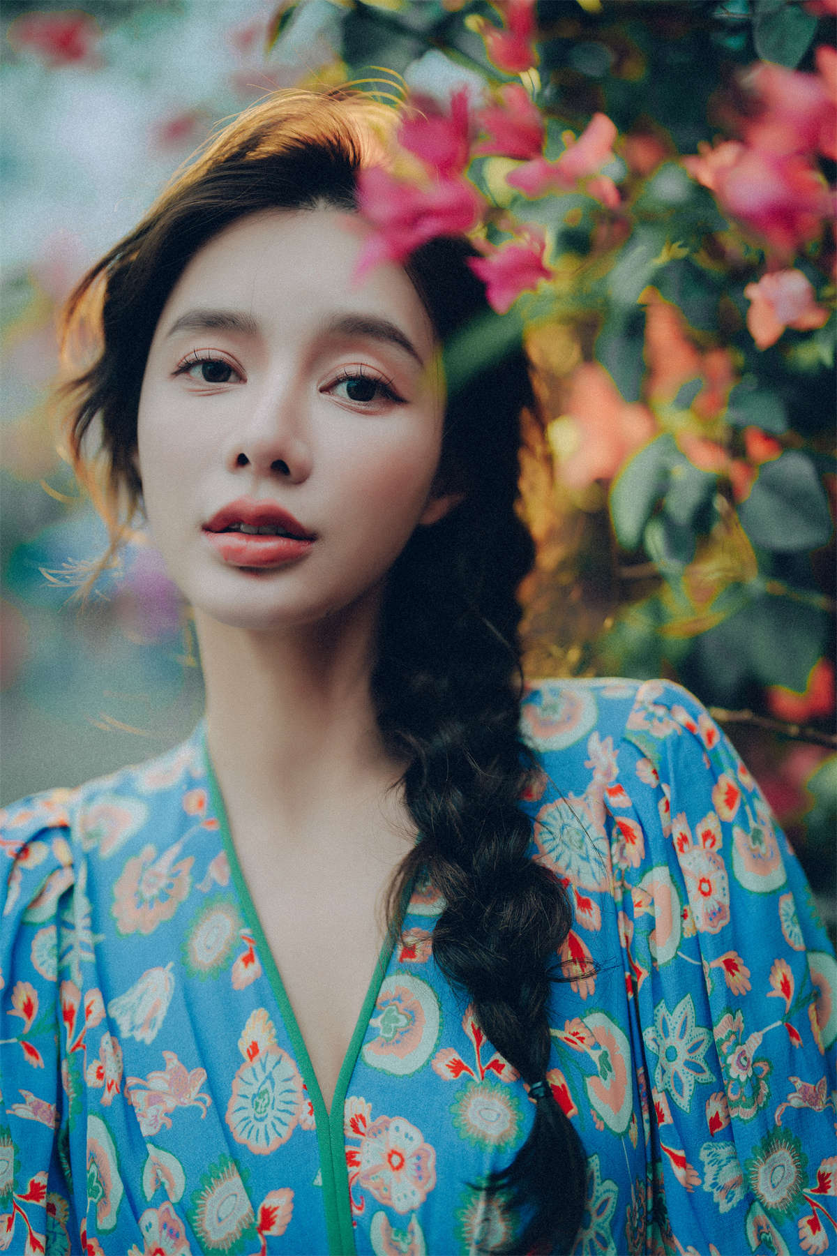 图片[2]-YITUYU艺图语 2022.06.25 发光的发丝，三角梅瀑布下的女神 姝雯同学-日更街拍