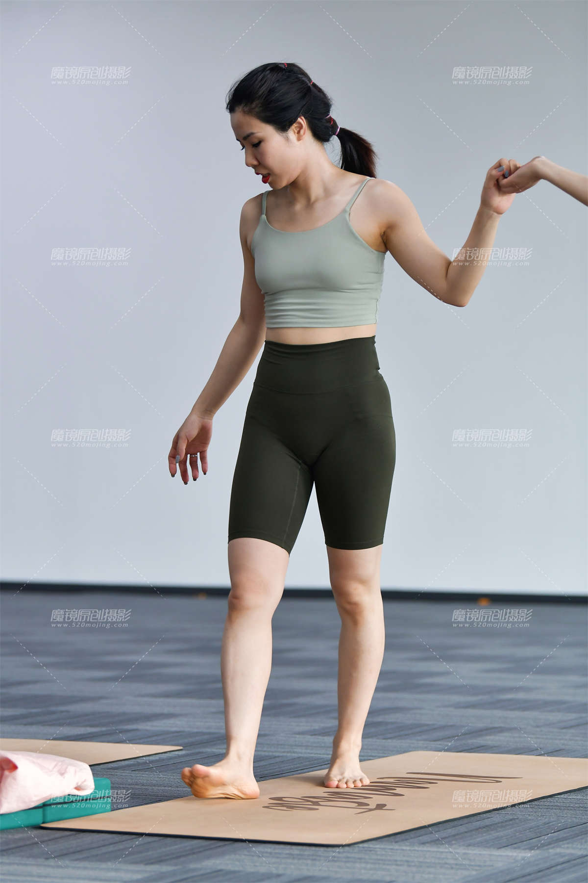 ★气质优美舒展瑜伽美女-日更街拍