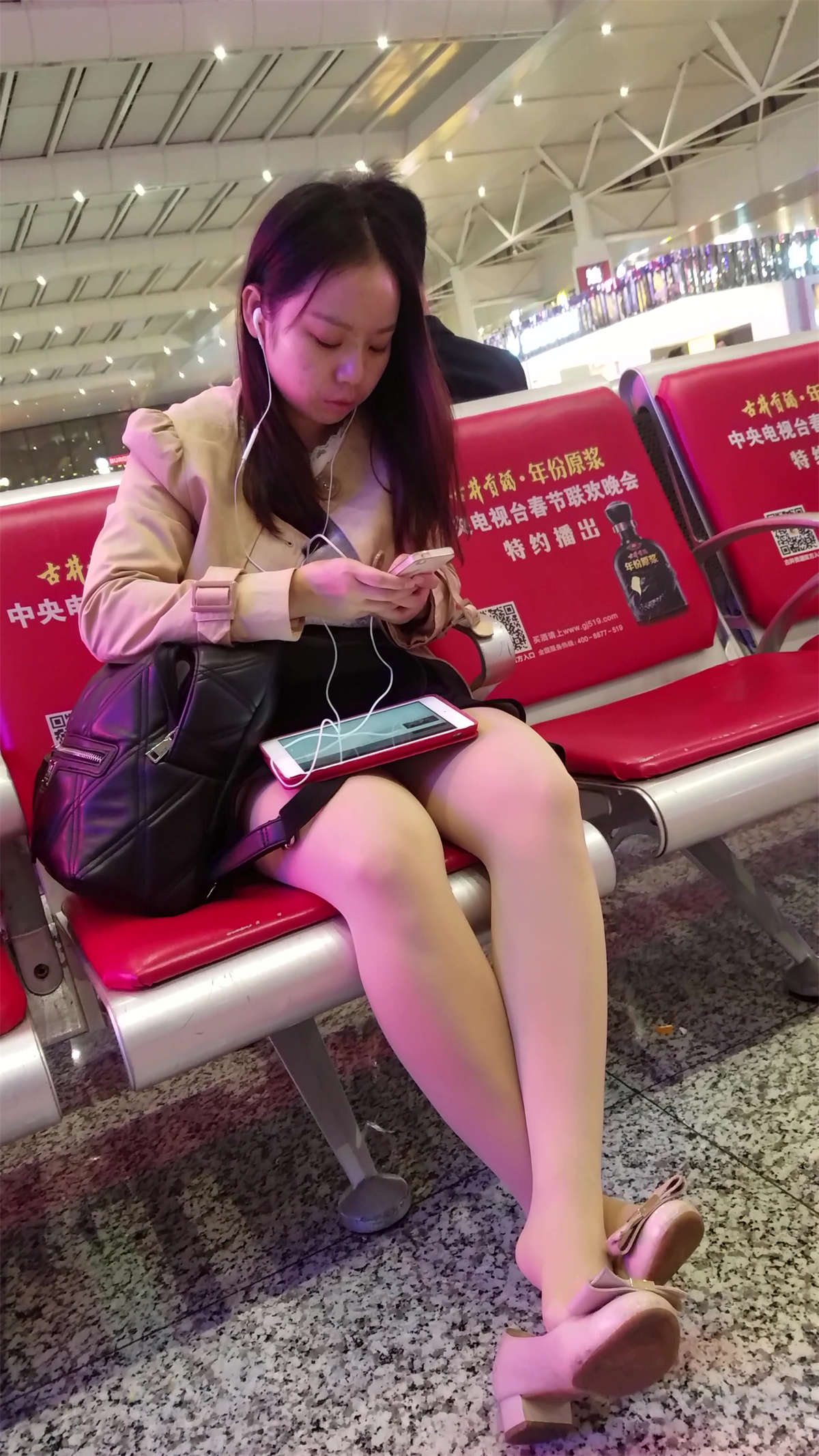 [4K高清视频]丝袜美腿美眉光顾着低头玩手机-日更街拍