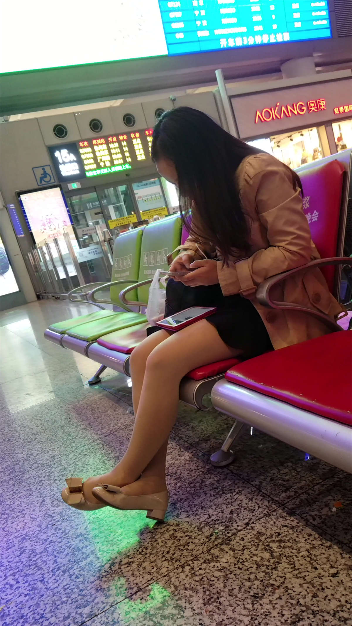 图片[2]-[4K高清视频]丝袜美腿美眉光顾着低头玩手机-日更街拍