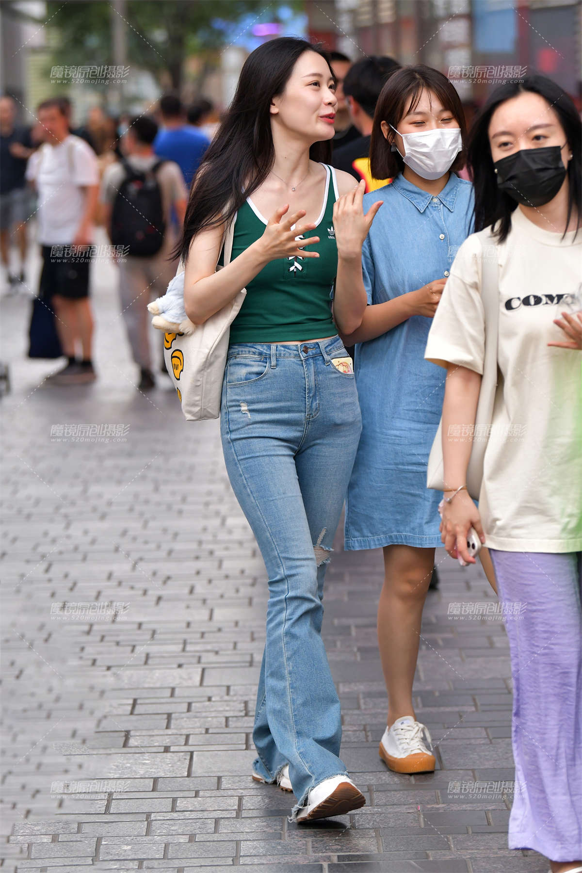 ★牛仔裤逛街美女-日更街拍