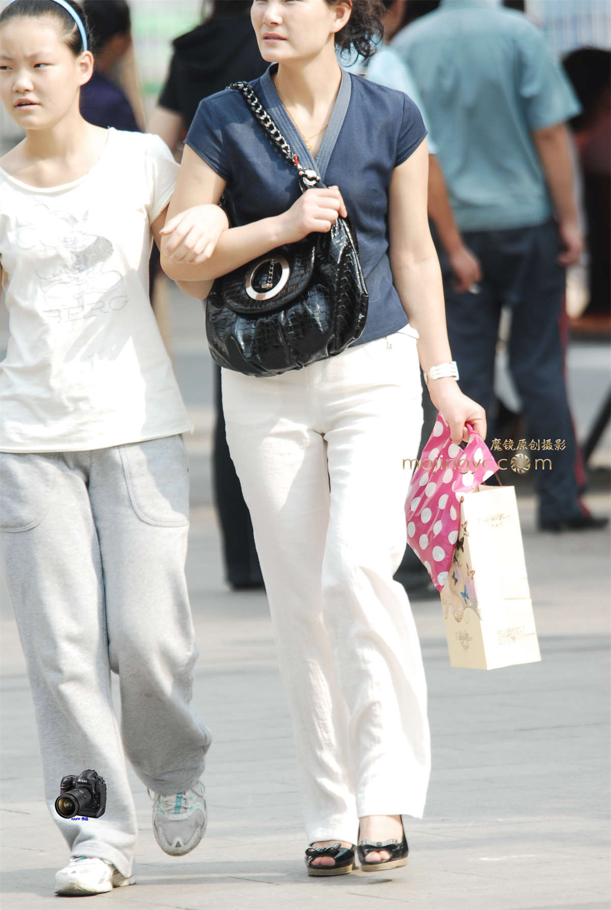 2016-04-07白裤丰臀少妇17张-日更街拍