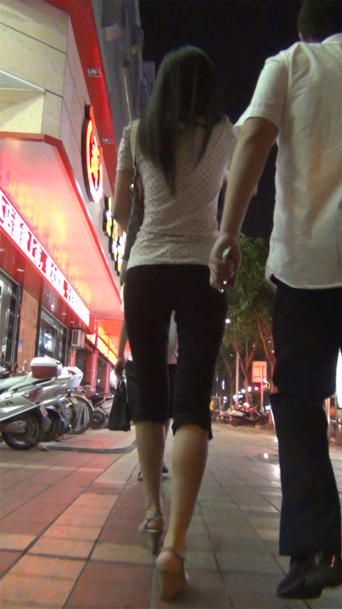 图片[2]-漂亮的紧身七分裤-日更街拍