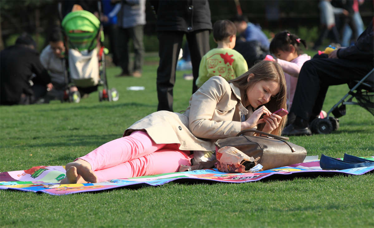 图片[2]-踏青公园街拍系列No.588 看看一双极致细长的西足穿上肉丝后的模样-日更街拍