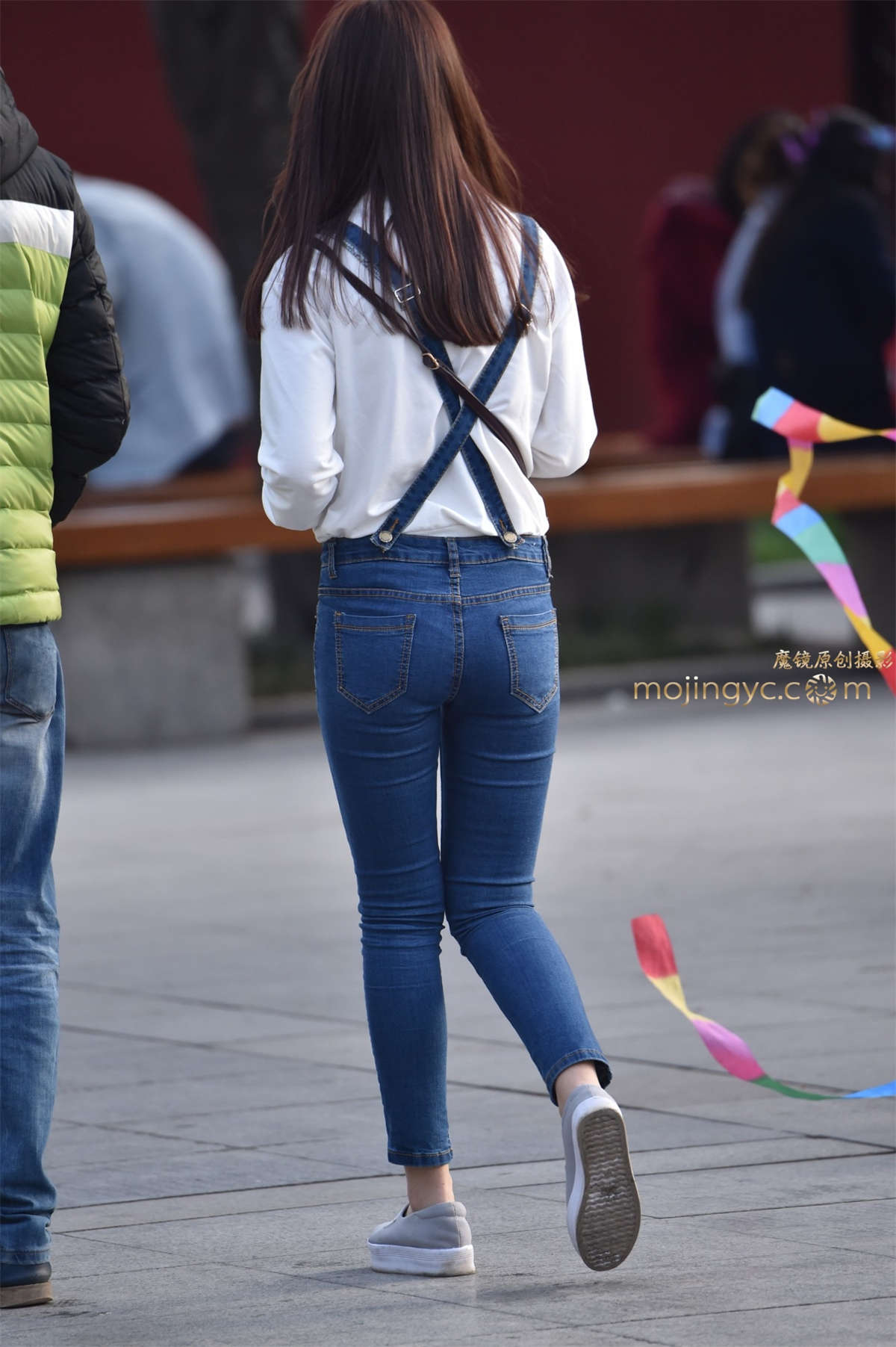 2016-11-14紧身背带牛仔裤妹妹8张-日更街拍