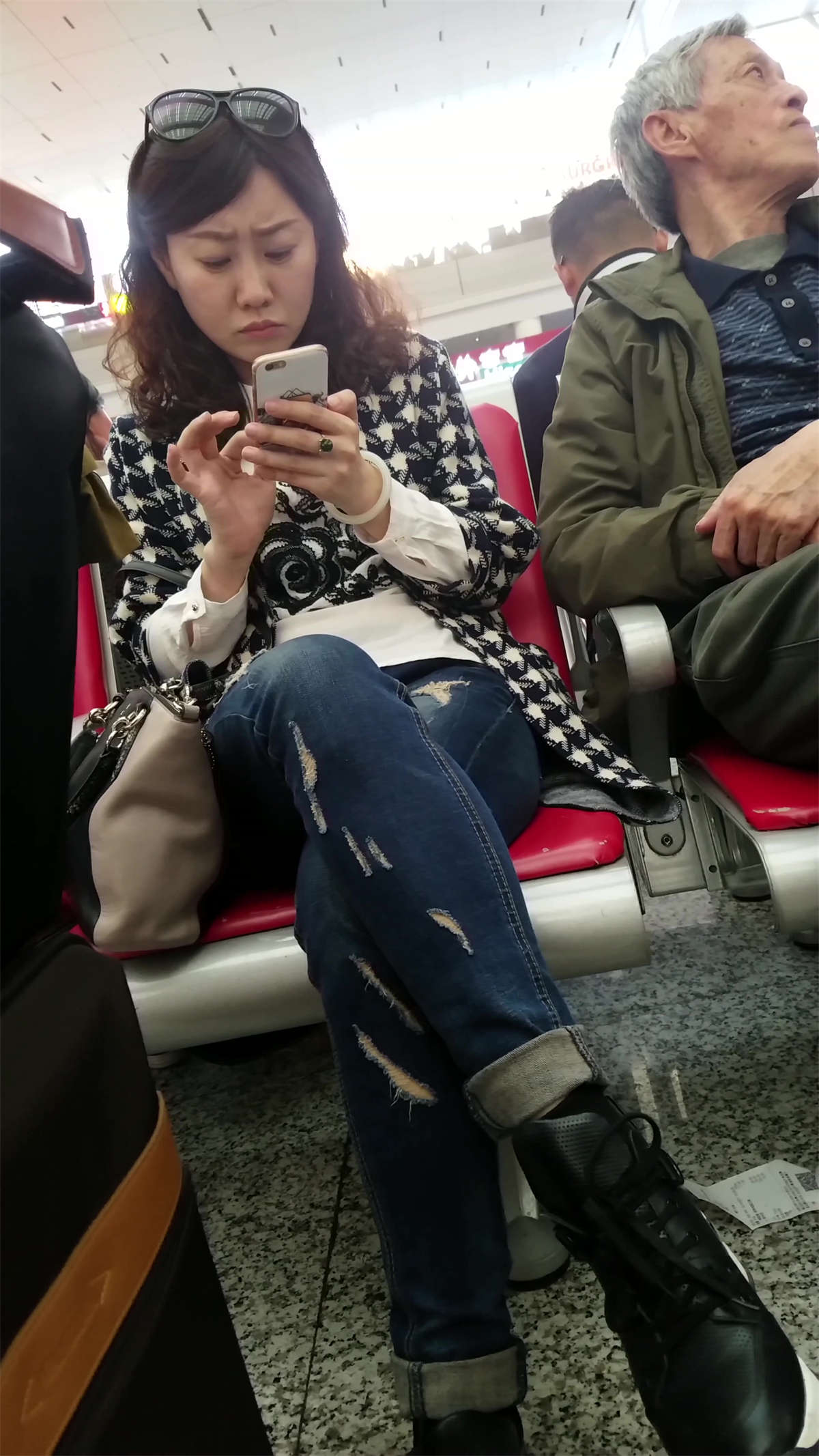 图片[2]-[4K高清视频]牛仔长裤美女等车呢-日更街拍