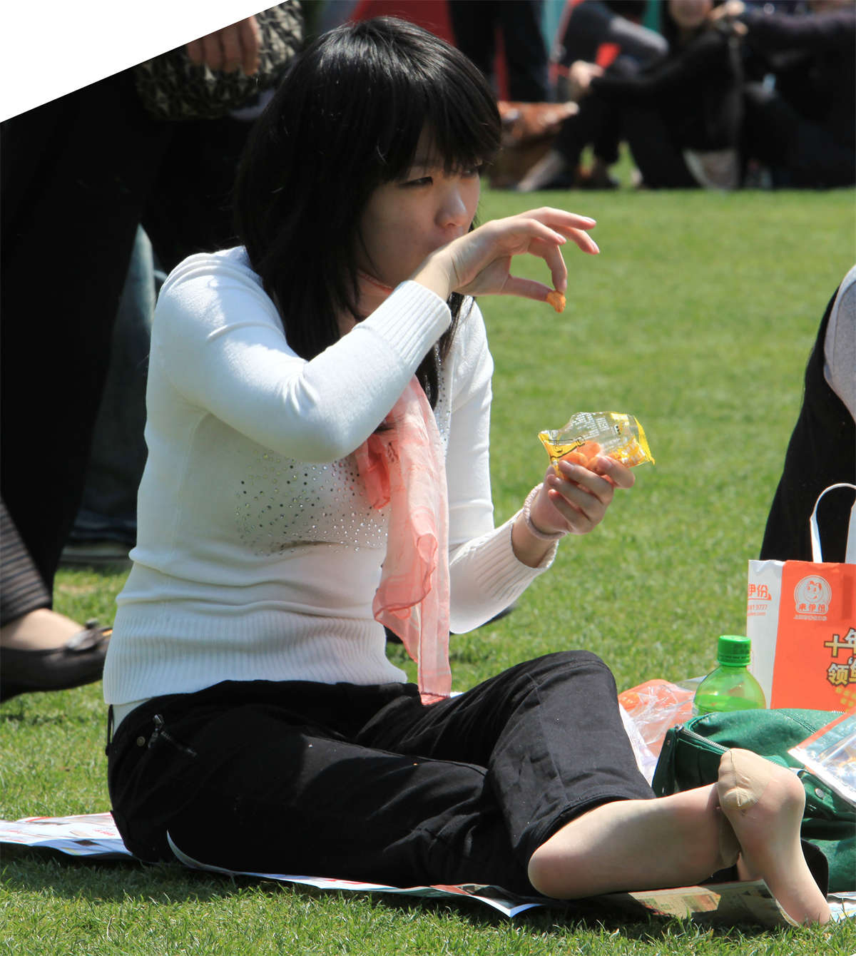 图片[2]-踏青公园街拍系列No.337 短肉丝的季节，到了-日更街拍