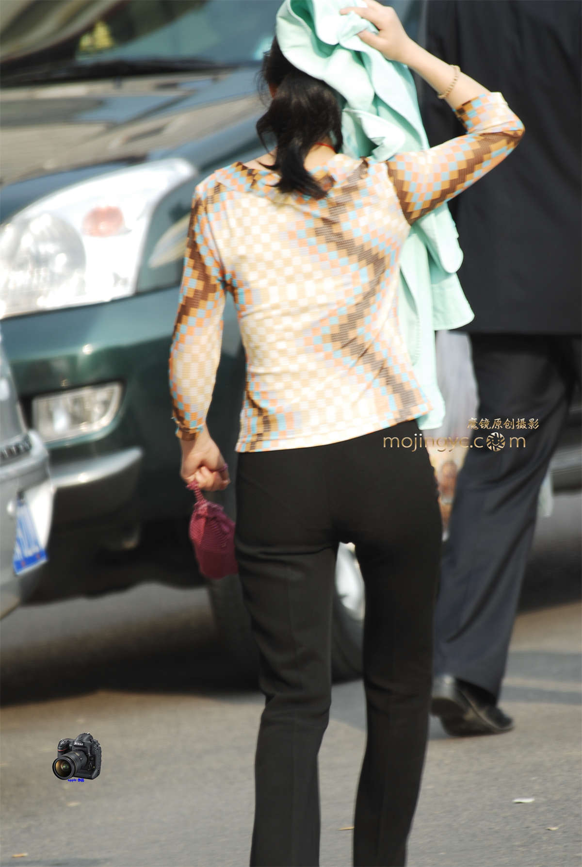 图片[2]-2016-04-07紧身翘臀黑裤少妇24张-日更街拍