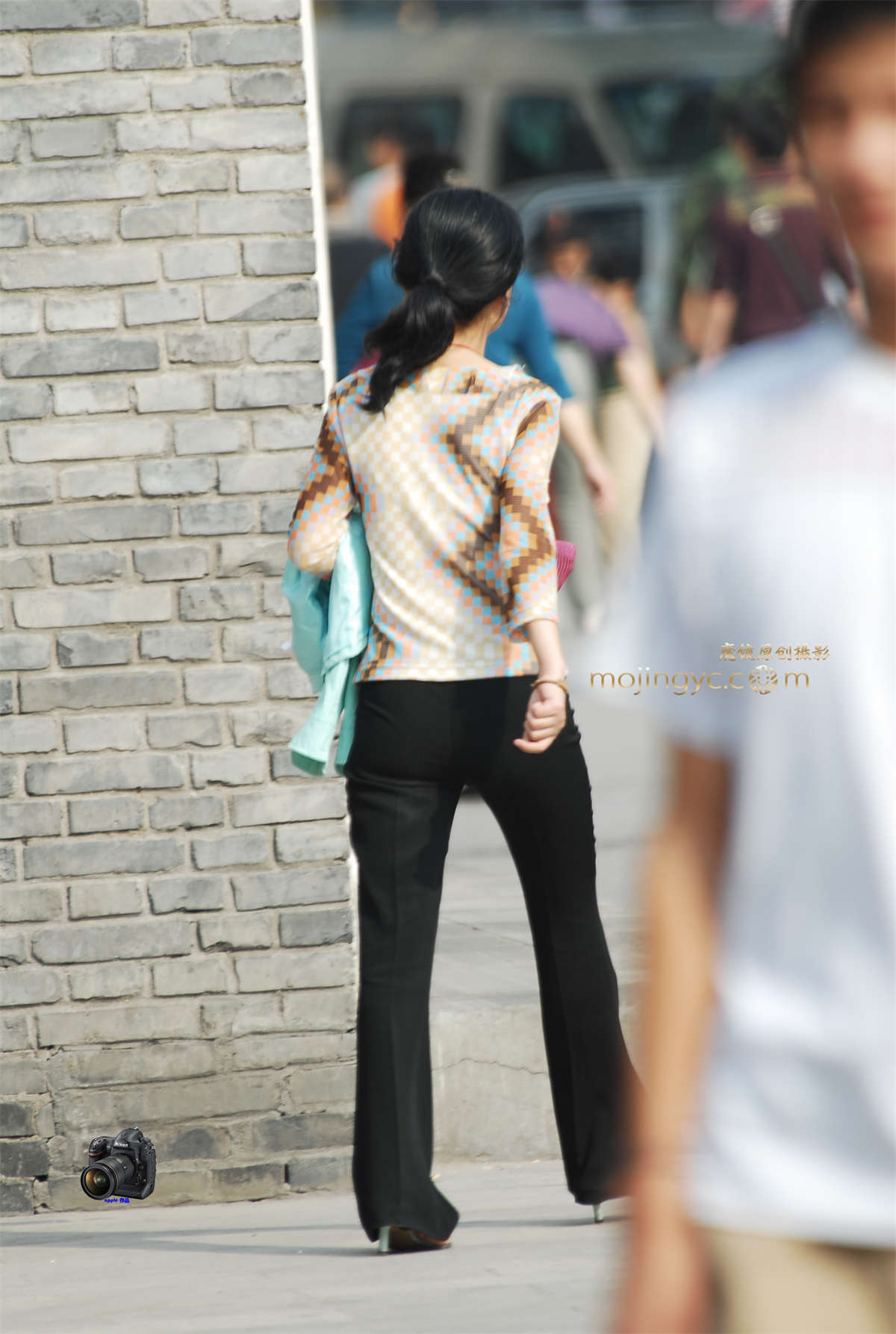 2016-04-07紧身翘臀黑裤少妇24张-日更街拍