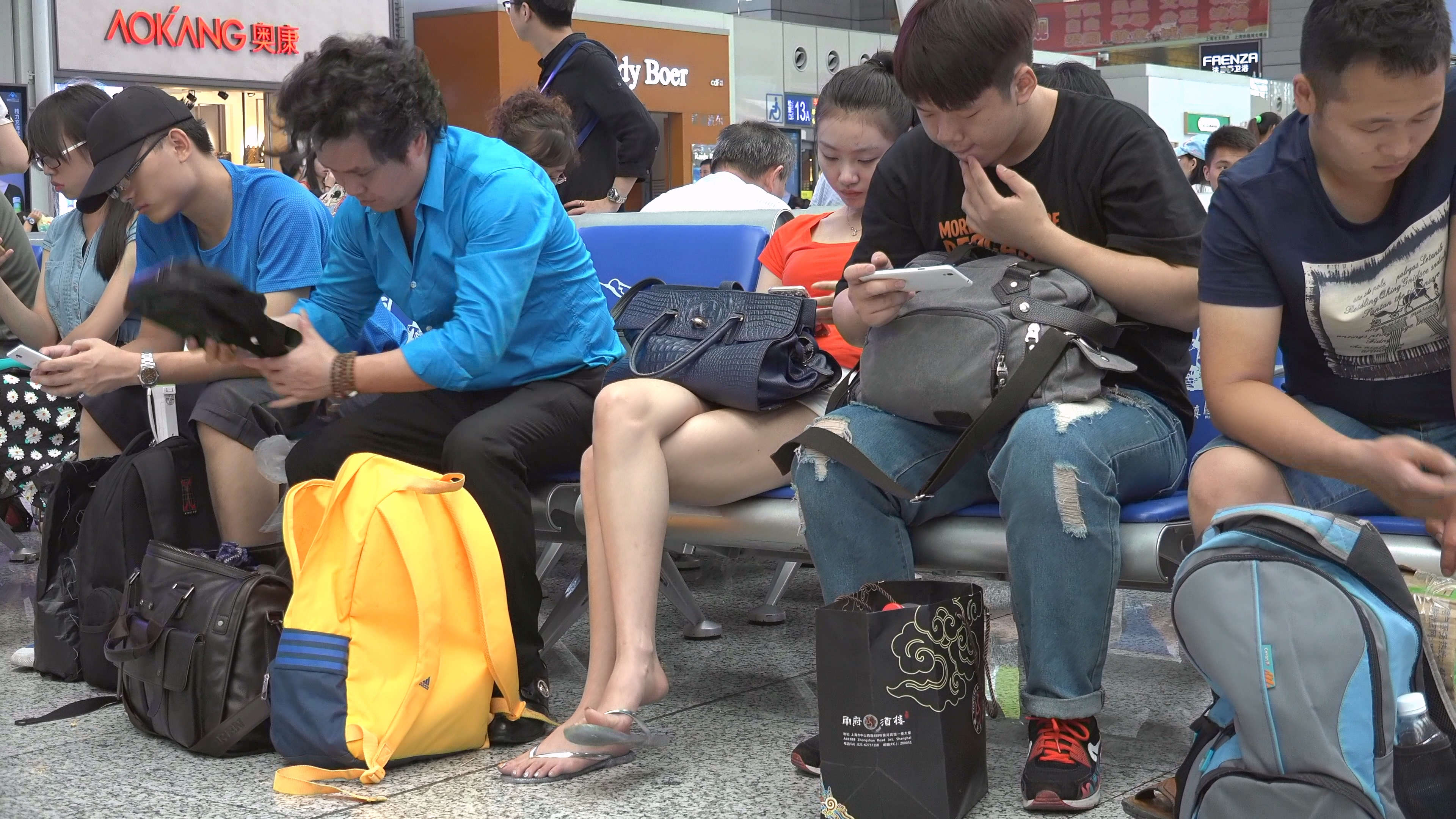 图片[2]-银白人字拖裸足美女-日更街拍