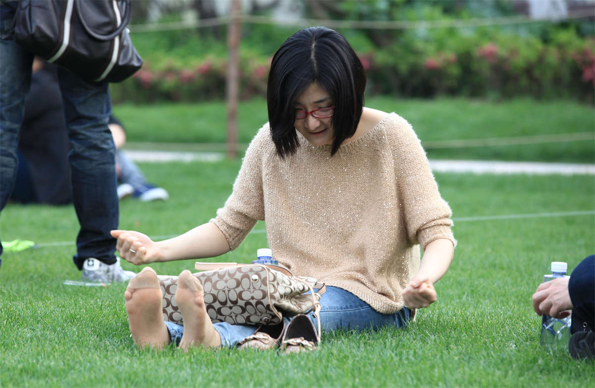 踏青公园街拍系列No.589 眼镜MM牛仔裤下的透明薄丝-日更街拍