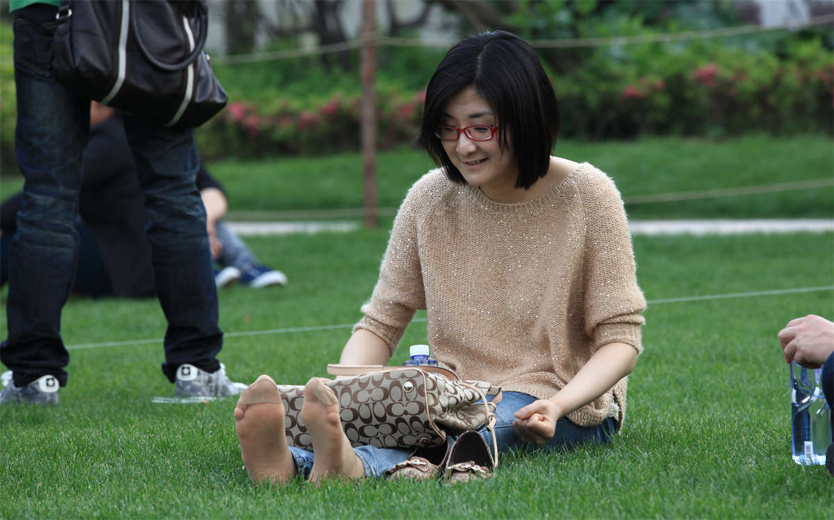 图片[2]-踏青公园街拍系列No.589 眼镜MM牛仔裤下的透明薄丝-日更街拍