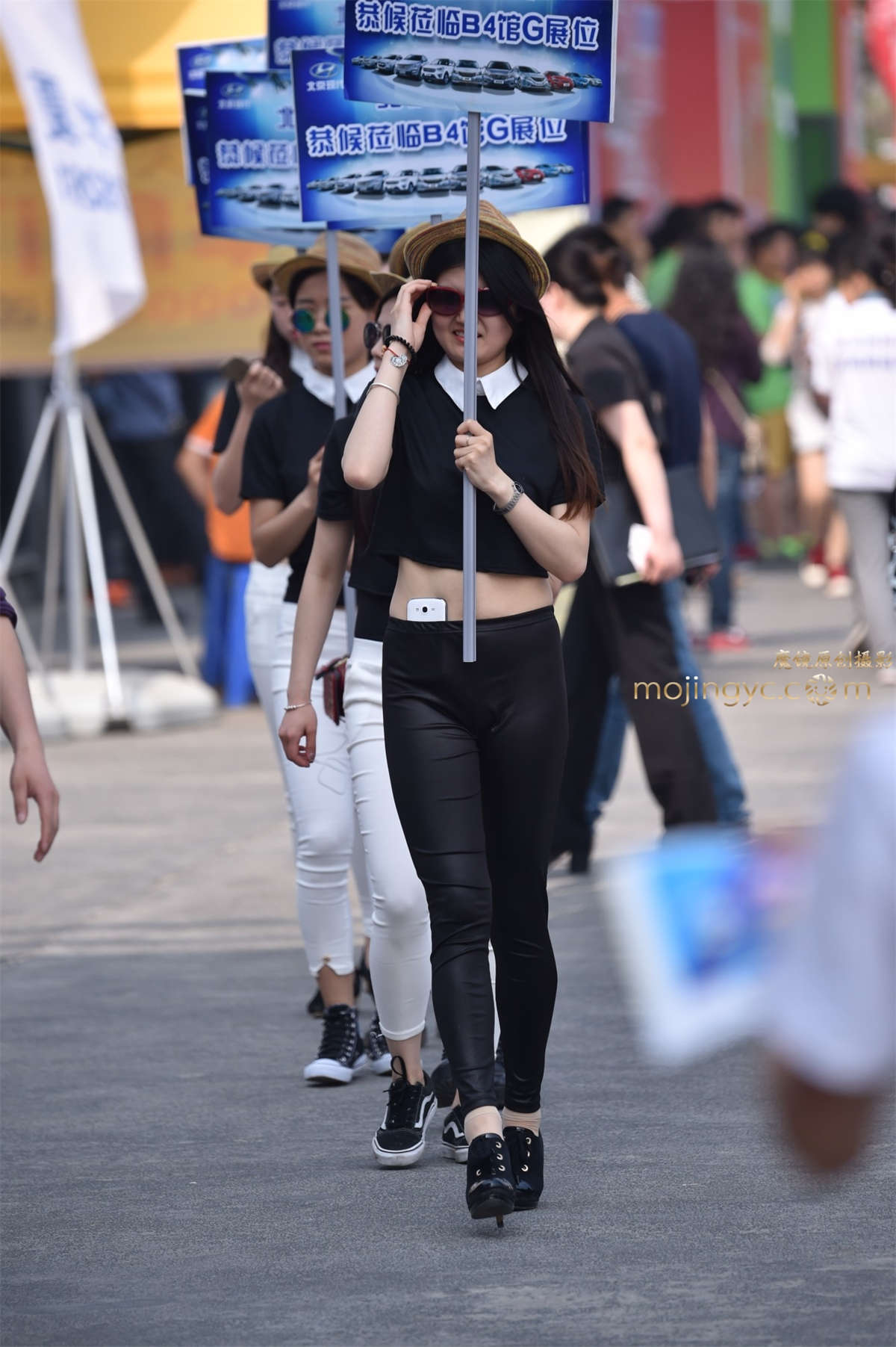 2016-11-14紧身黑绸裤妹妹13张-日更街拍