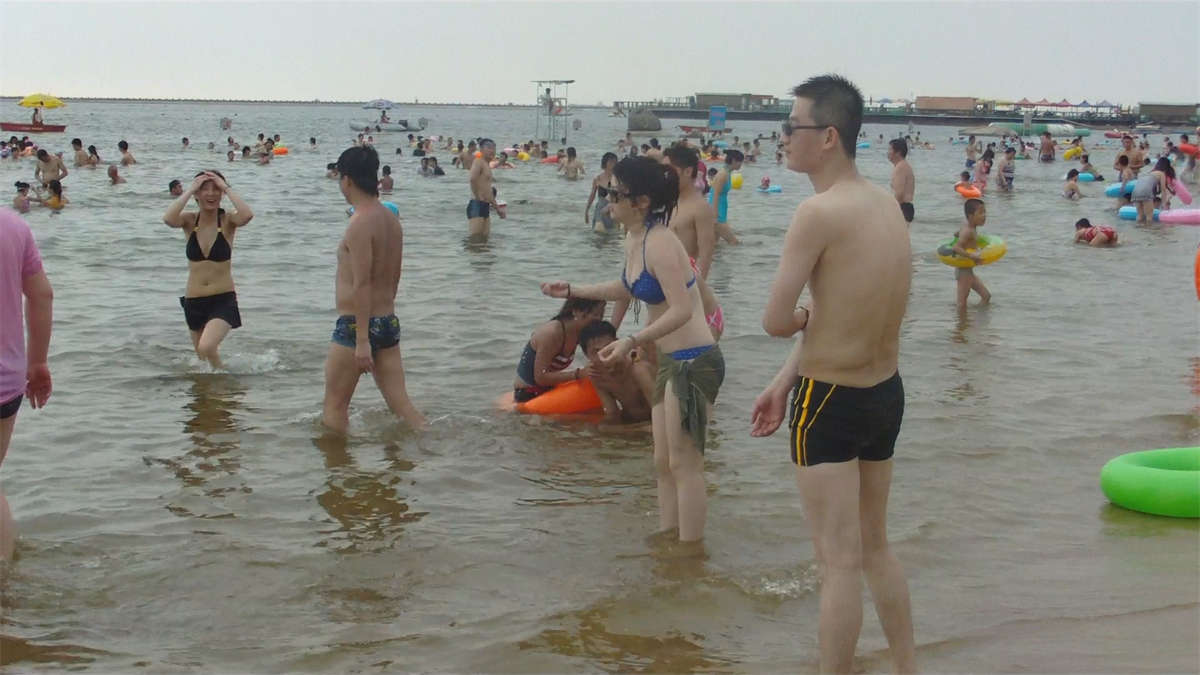 海边皮肤白 身材丰满的漂亮少妇-日更街拍