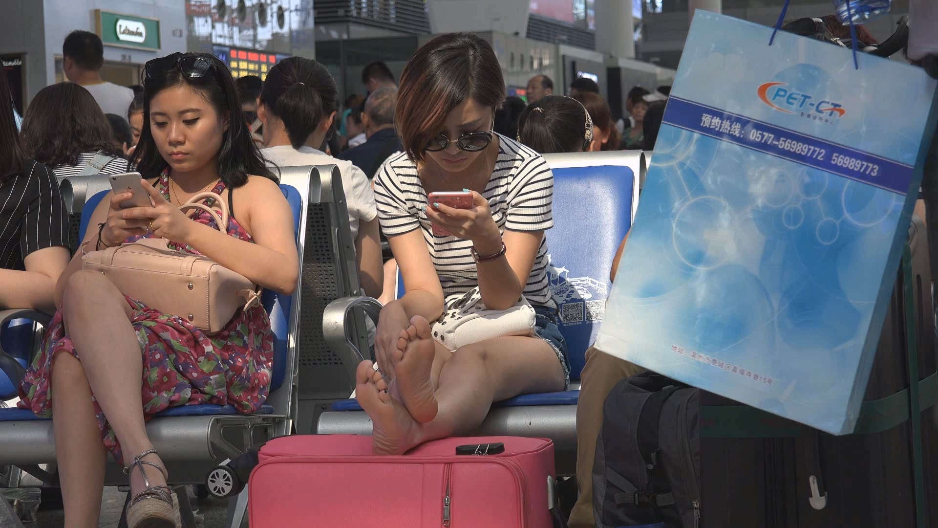 图片[2]-车站候车室的裸足魔镜女-日更街拍