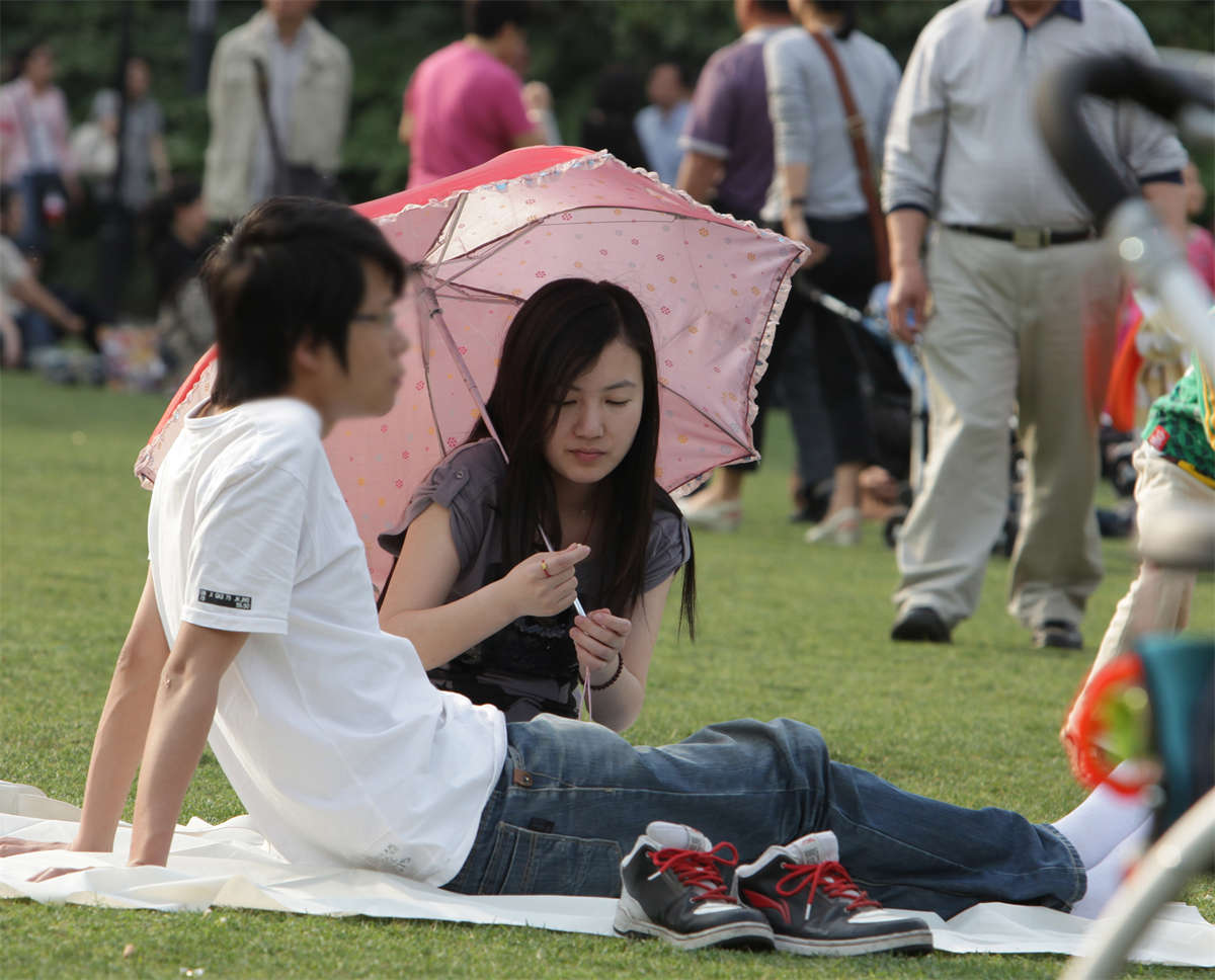 图片[2]-踏青公园街拍系列No.338 短肉丝厚了那么一点点，但在阳光照射下，依然通透-日更街拍