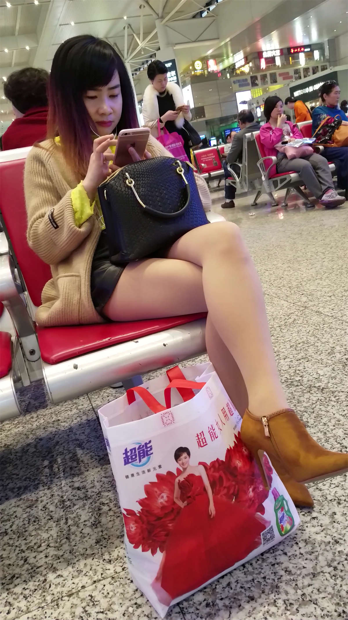 [4K高清视频]高铁站性感的肉丝高跟鞋美少妇-日更街拍