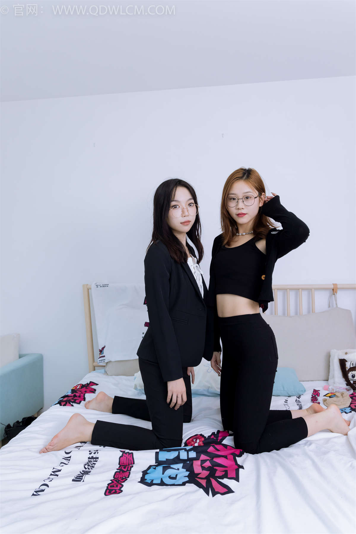 图片[2]-物恋传媒 NO.1901 纱纱&桃桃-马丁靴、高跟鞋、肉丝（脚尖加固款）、裸足、穿鞋泡脚➕昏睡剧情（仅视频部分）-日更街拍