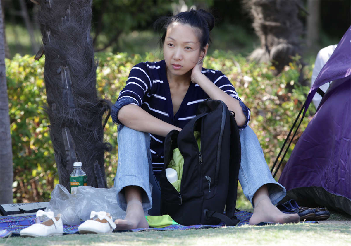 图片[2]-踏青公园街拍系列No.590 短丝少妇，若有所思-日更街拍