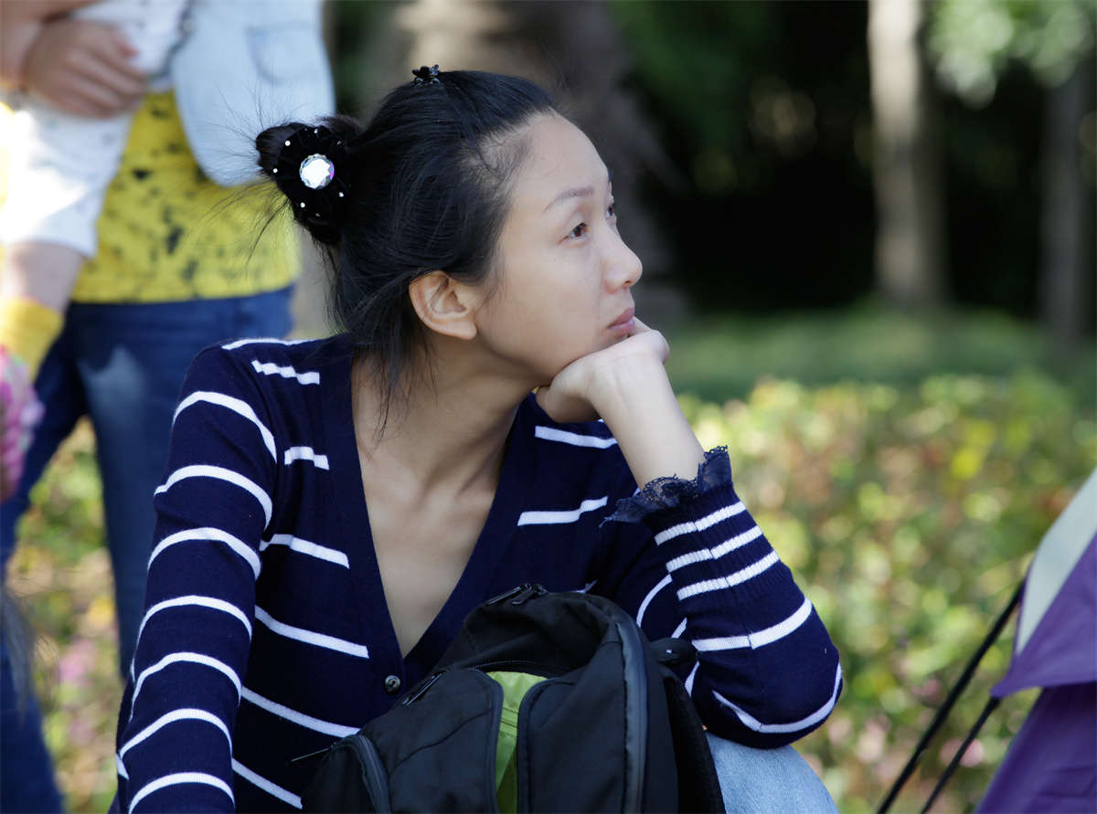 踏青公园街拍系列No.590 短丝少妇，若有所思-日更街拍