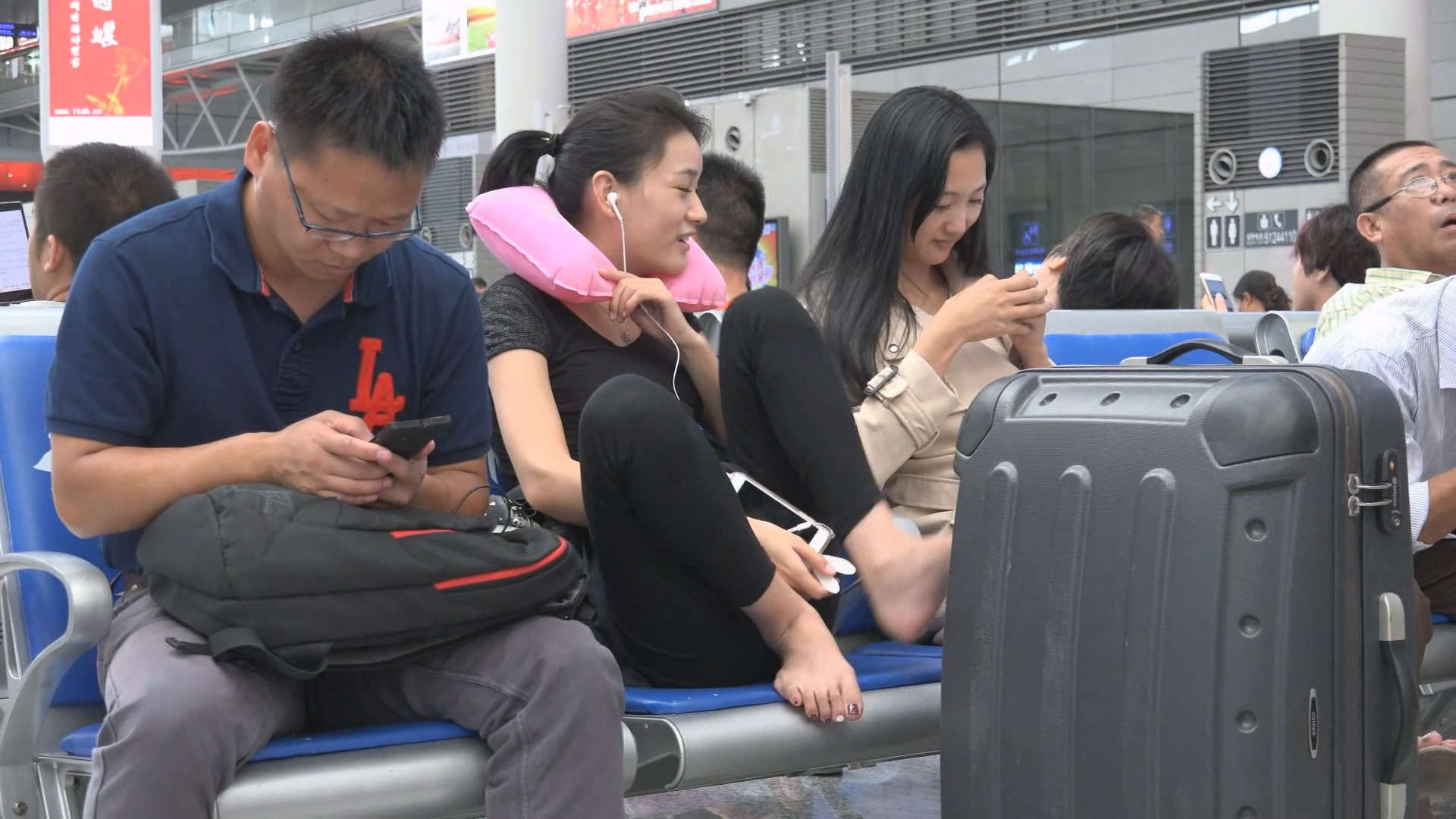 图片[2]-候车室的凉高跟美足姐妹-日更街拍