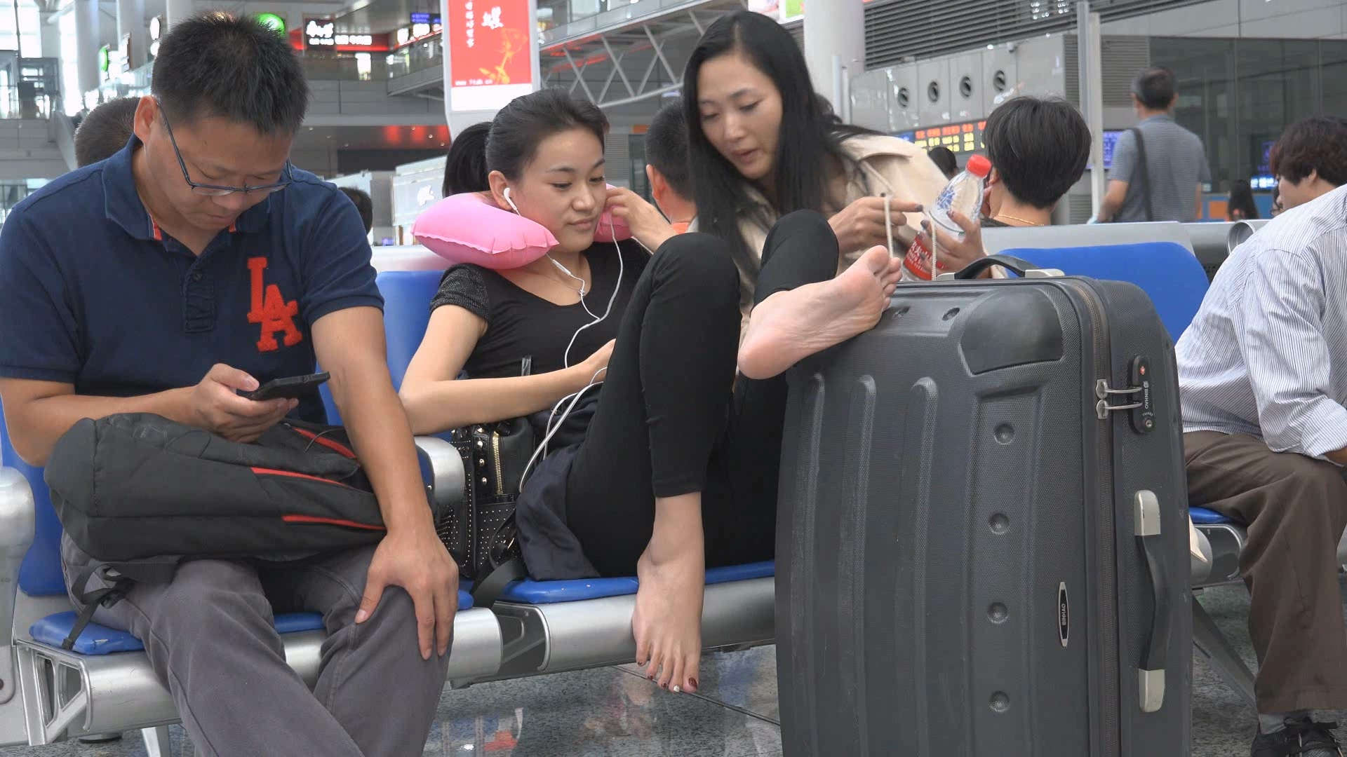 候车室的凉高跟美足姐妹-日更街拍