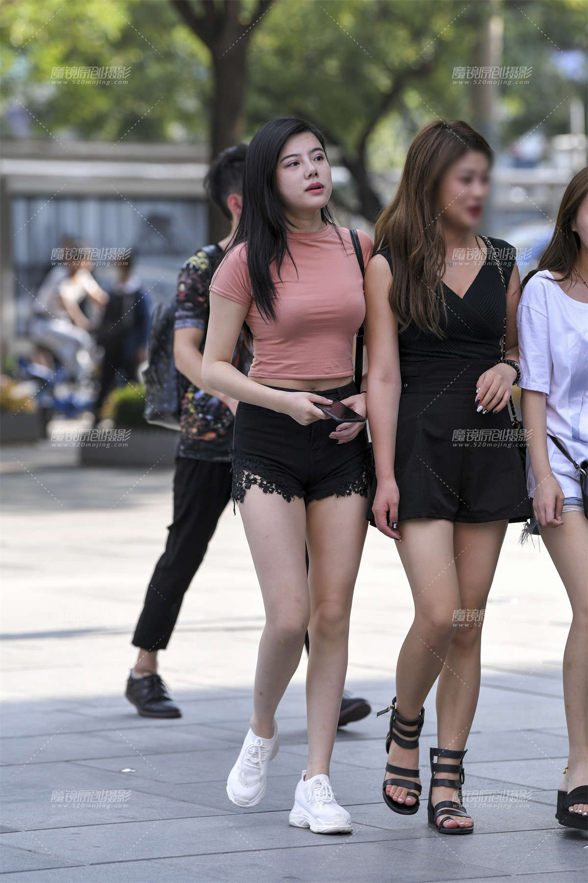 丰满热裤长腿美女-日更街拍