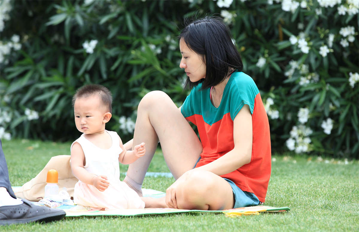 图片[2]-踏青公园街拍系列No.591 硬生生穿上一双短肉丝，这是特意准备的节奏吗？-日更街拍