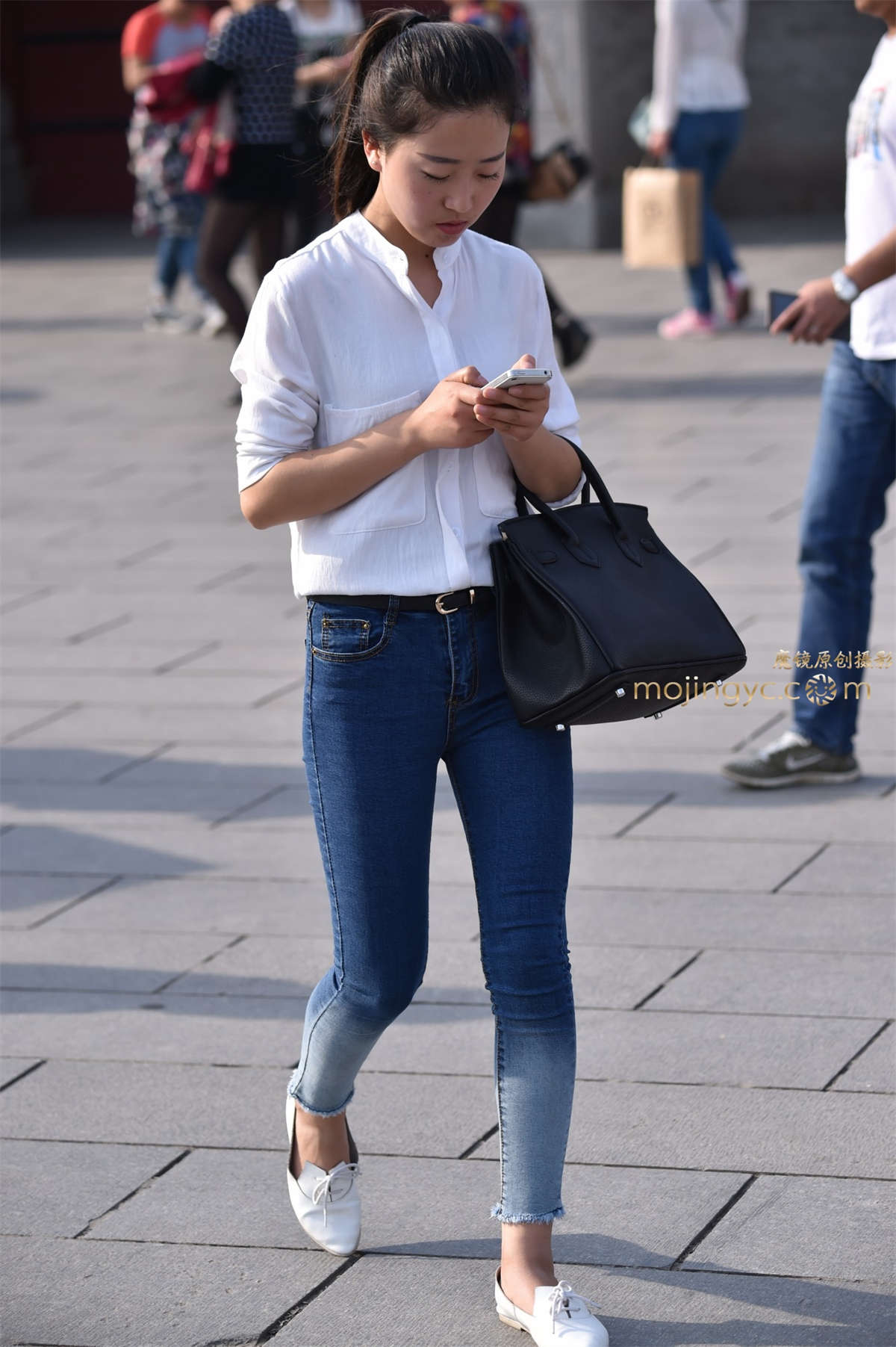 图片[2]-2016-11-14紧身牛仔少妇11张-日更街拍