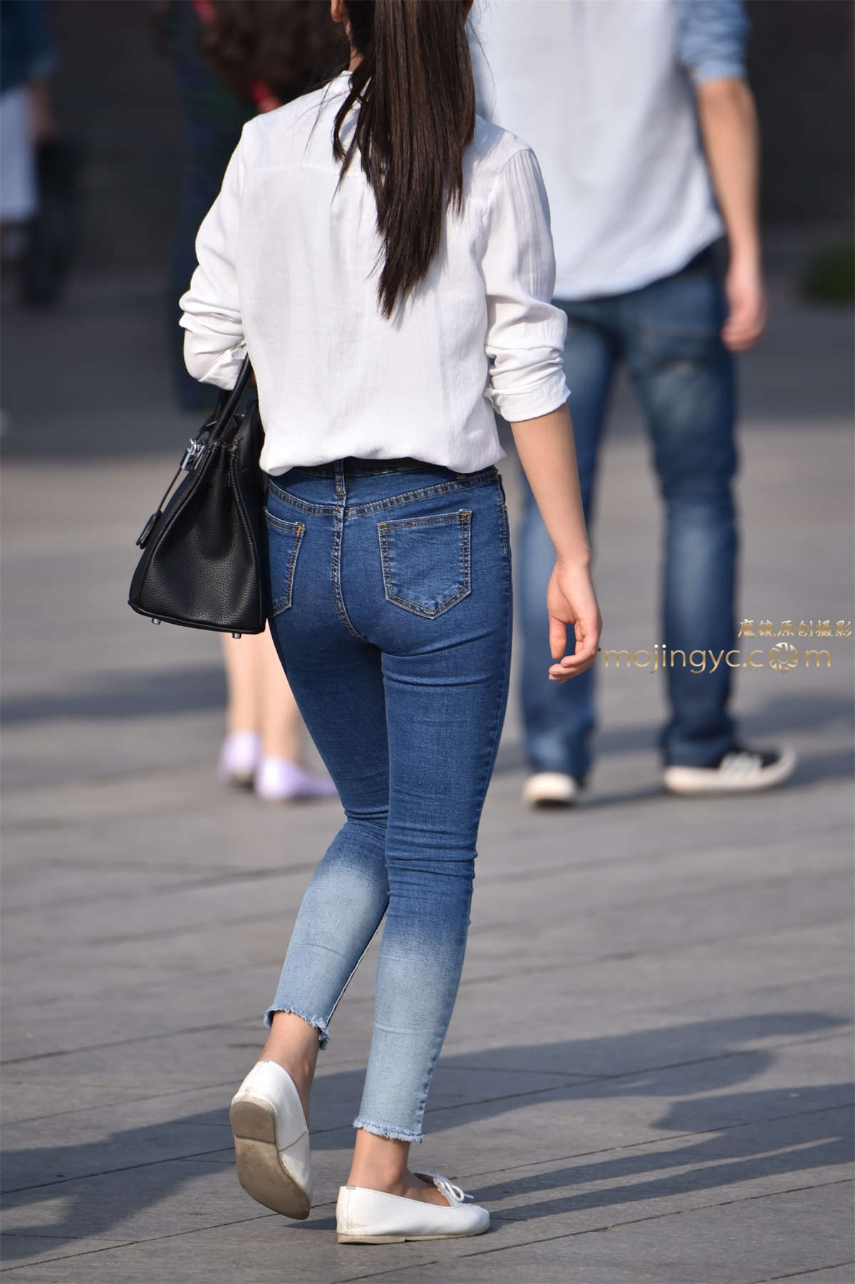 2016-11-14紧身牛仔少妇11张-日更街拍