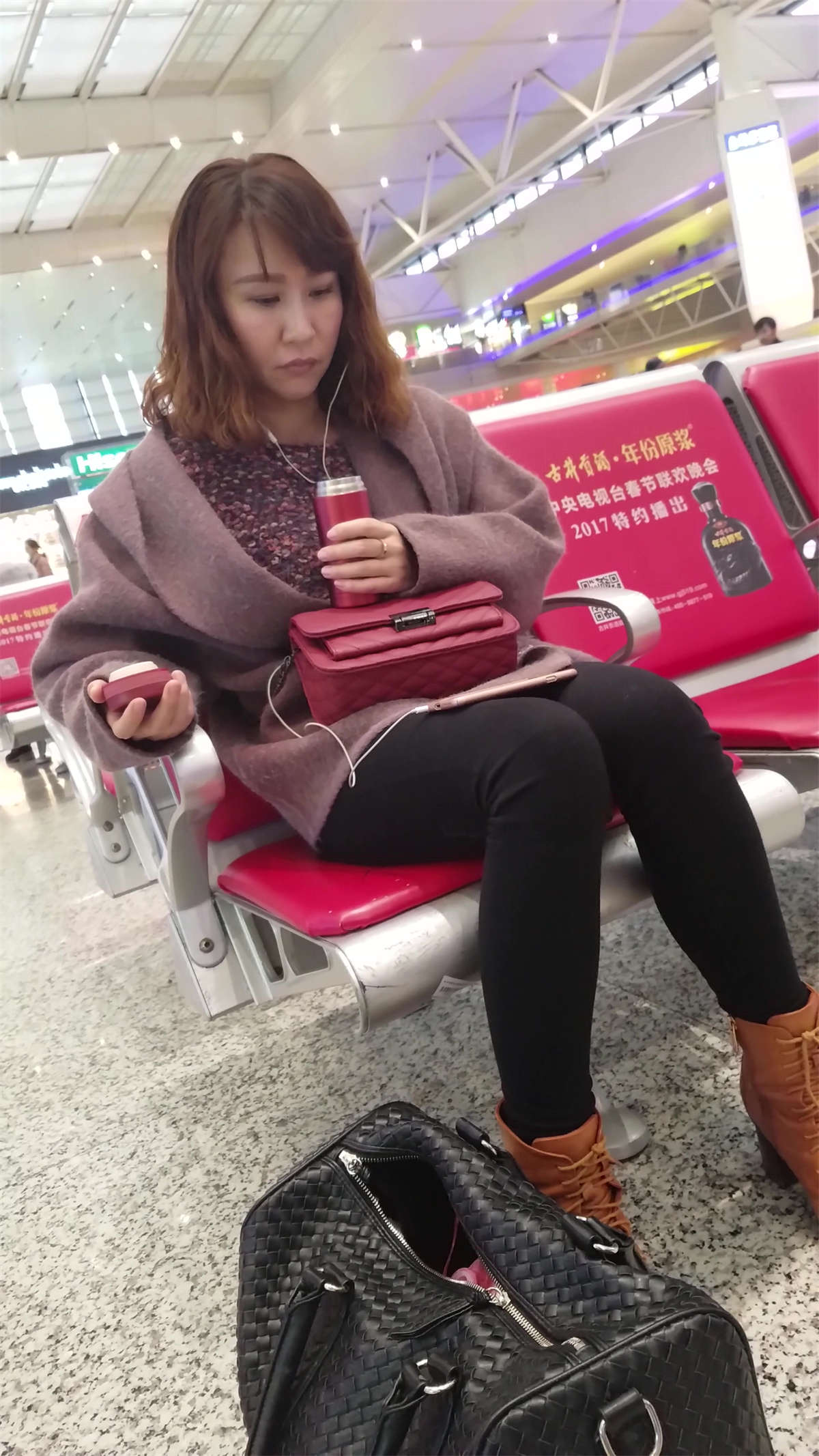 [4K高清视频]棕色皮鞋黑色紧身裤文静街拍美女-日更街拍