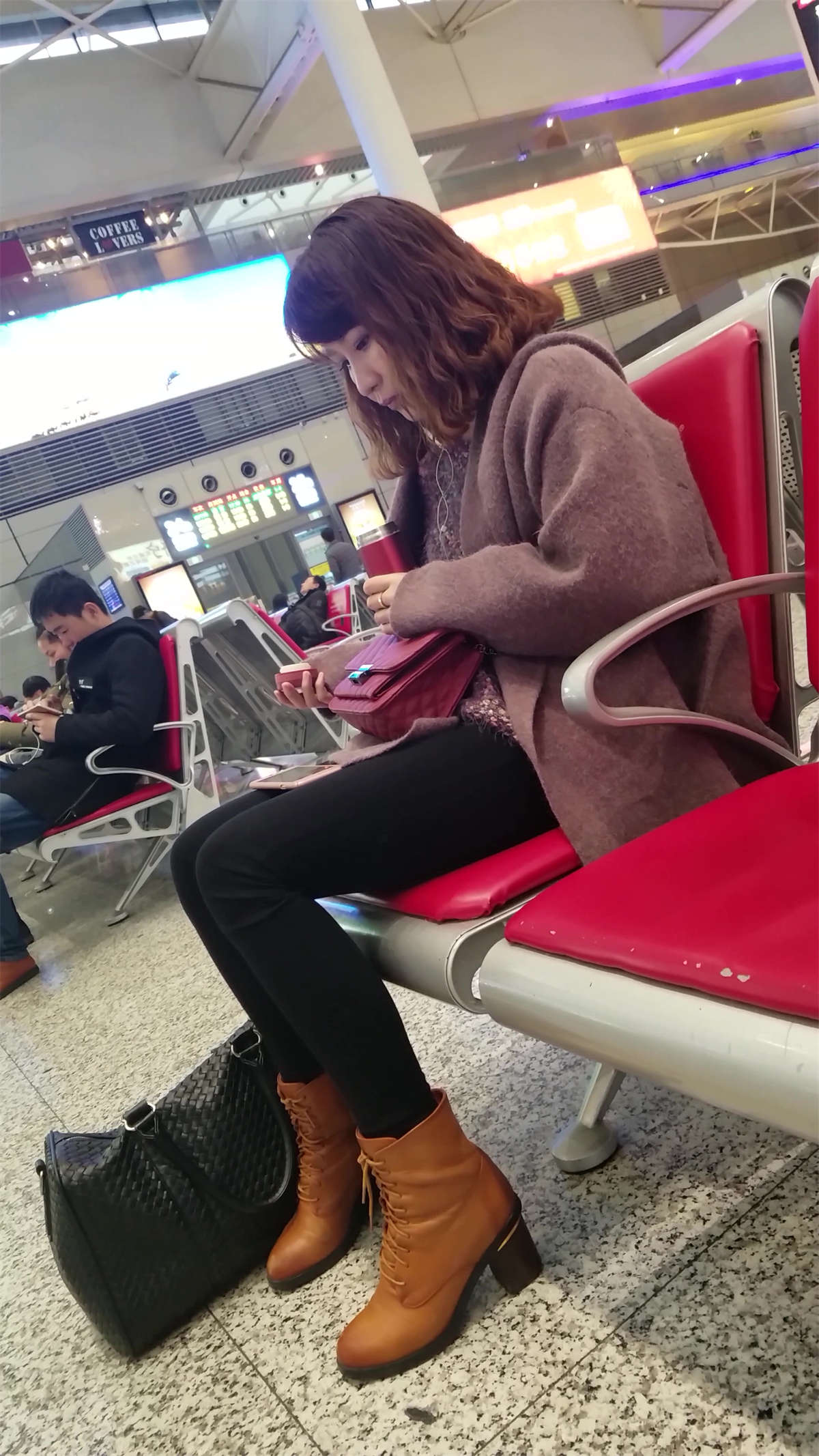 图片[2]-[4K高清视频]棕色皮鞋黑色紧身裤文静街拍美女-日更街拍