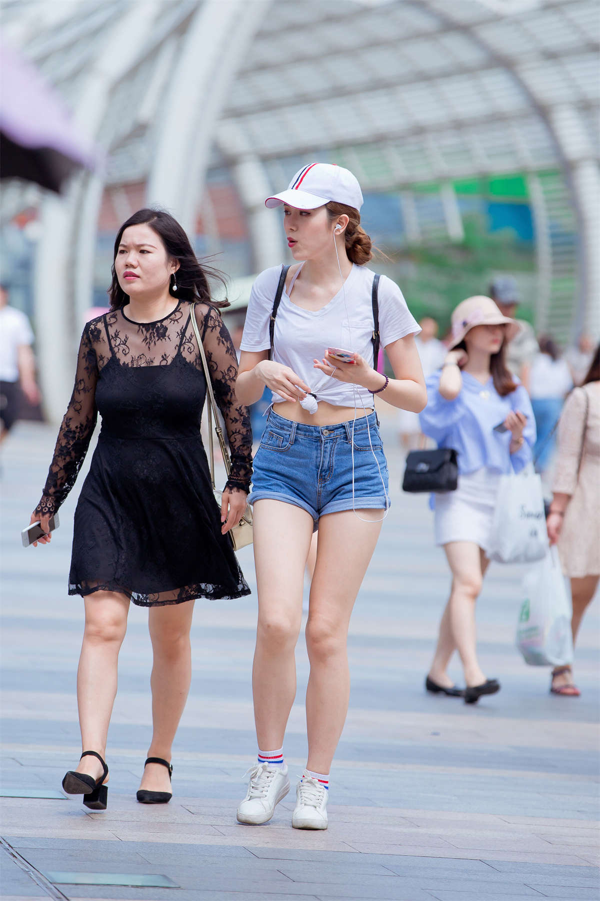 热裤，裸腿，运动鞋（16）-日更街拍