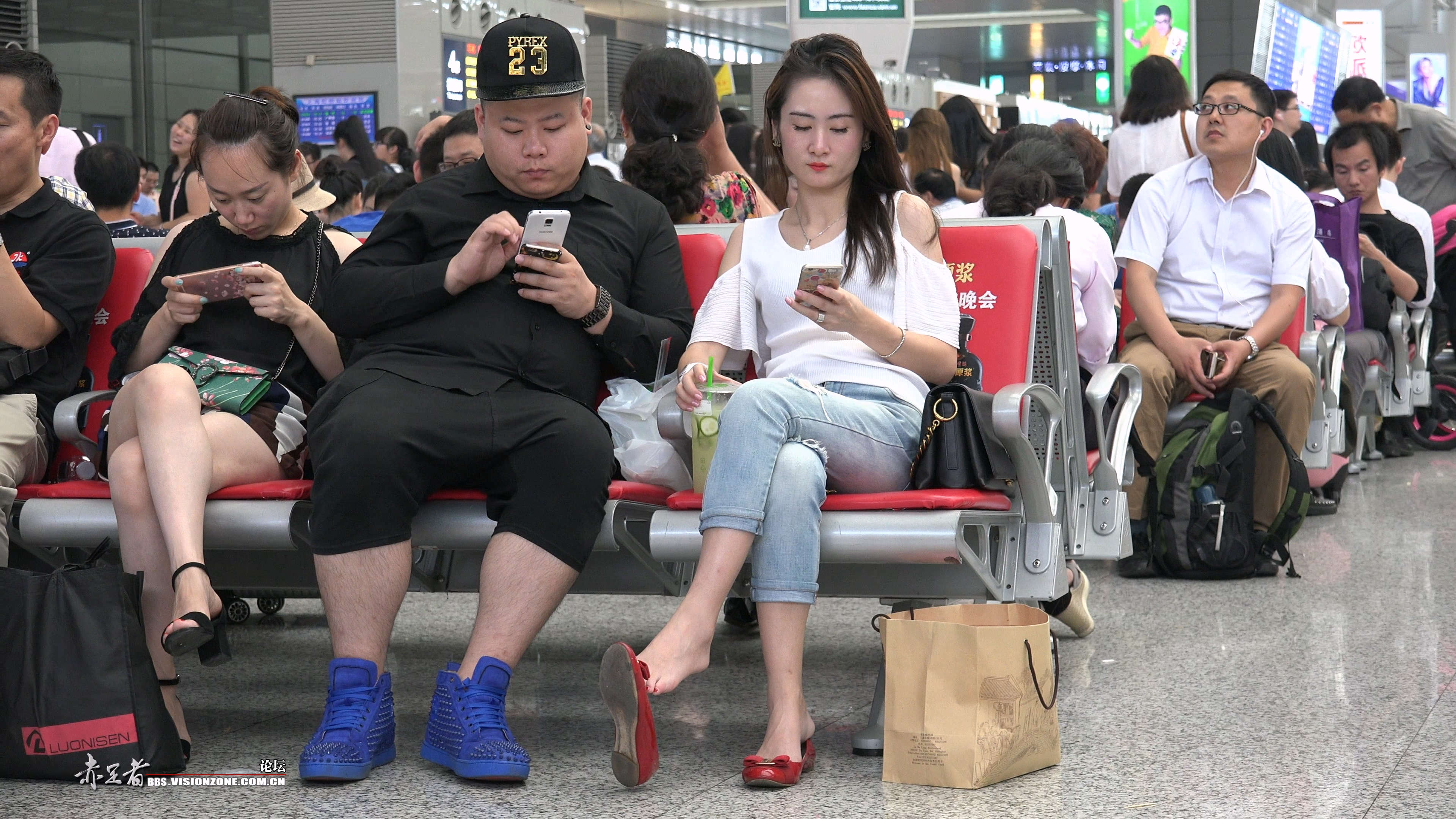 红鞋紧身牛仔超高颜值美足美女-日更街拍