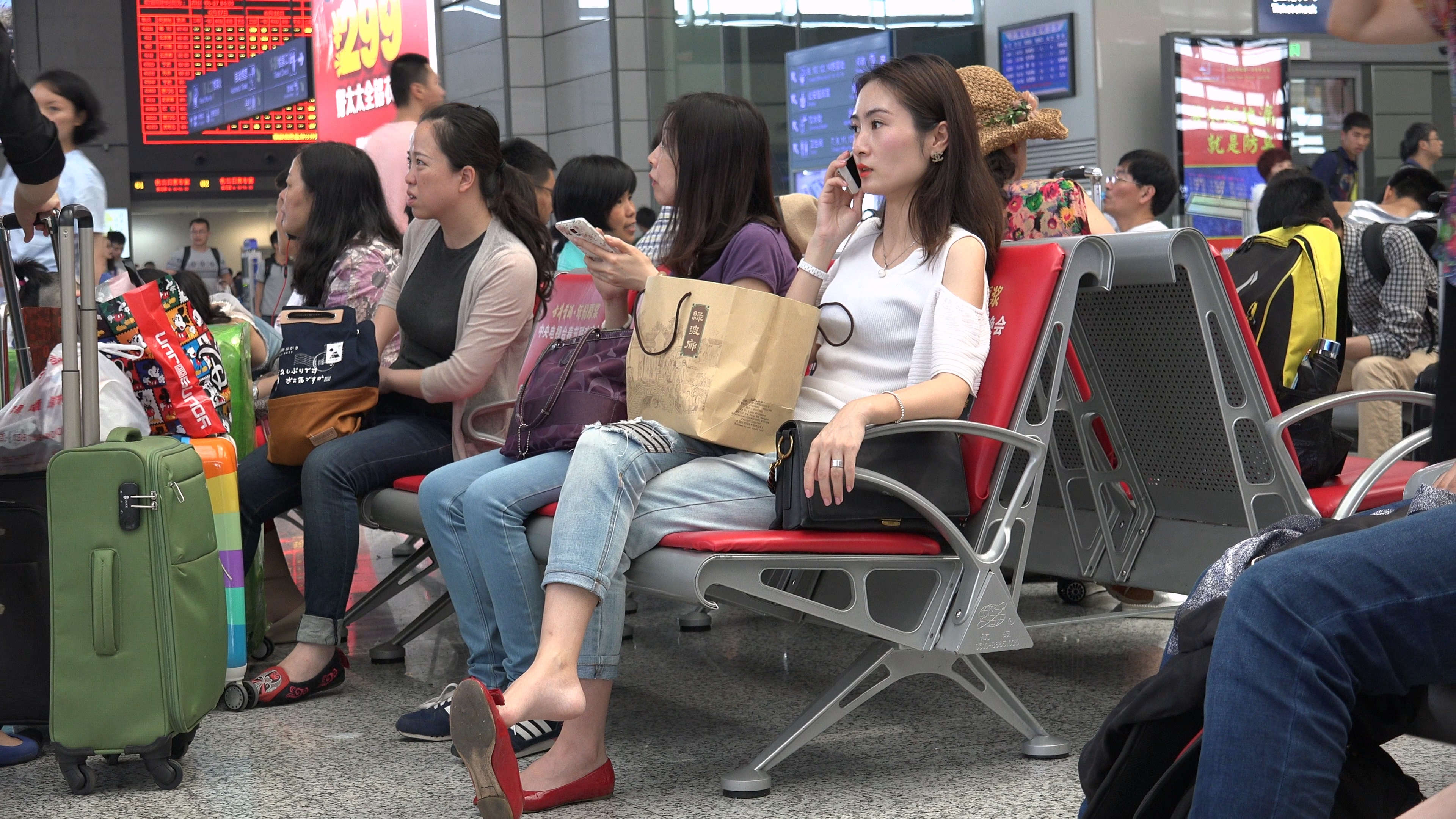 图片[2]-红鞋紧身牛仔超高颜值美足美女-日更街拍