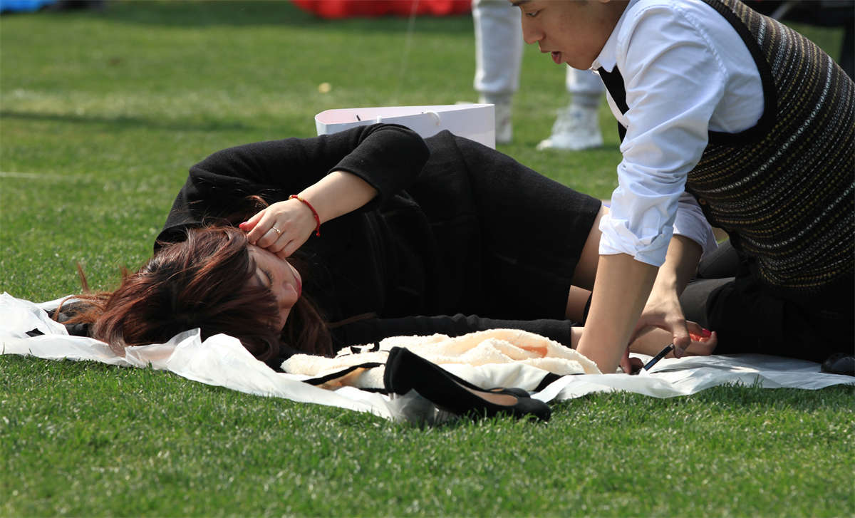 图片[2]-踏青公园街拍系列No.592 美女无档超薄长丝，要的就是这感觉-日更街拍