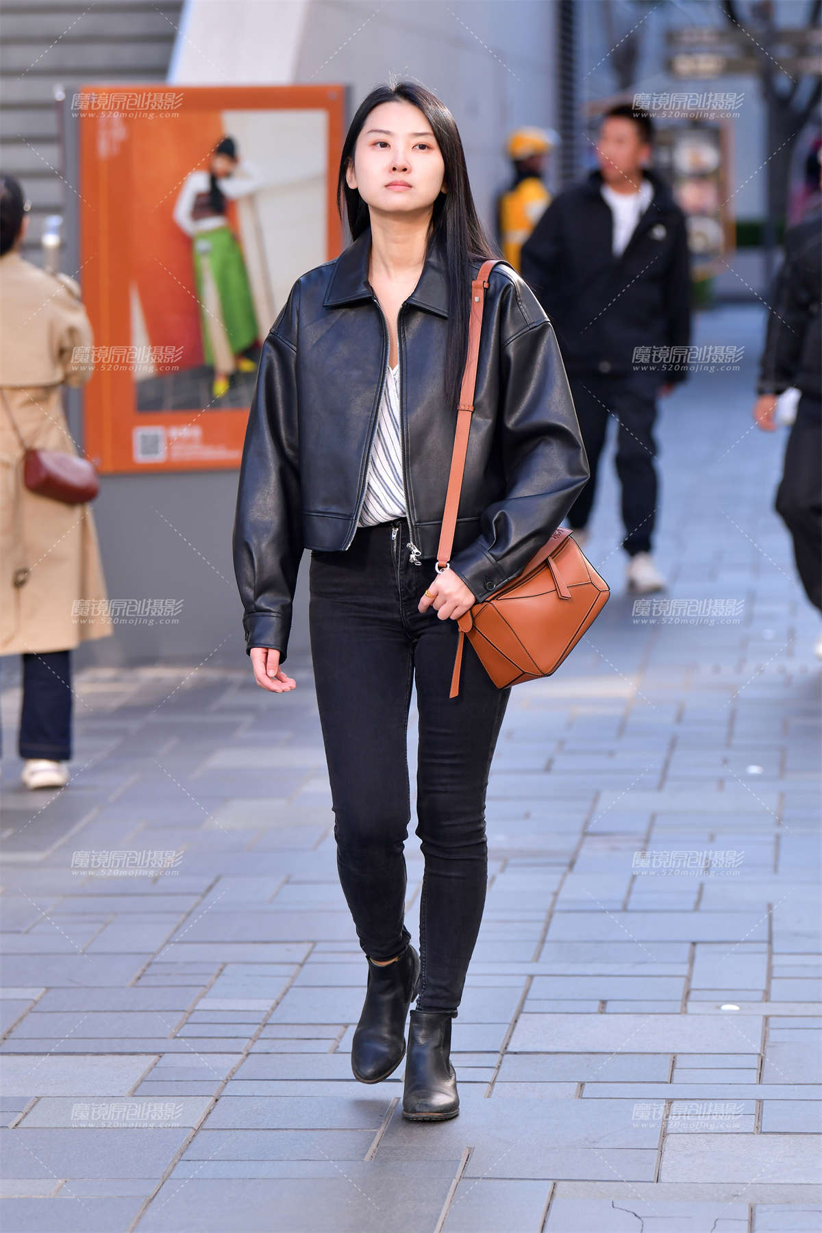 ★亭亭玉立黑牛仔裤美女-日更街拍