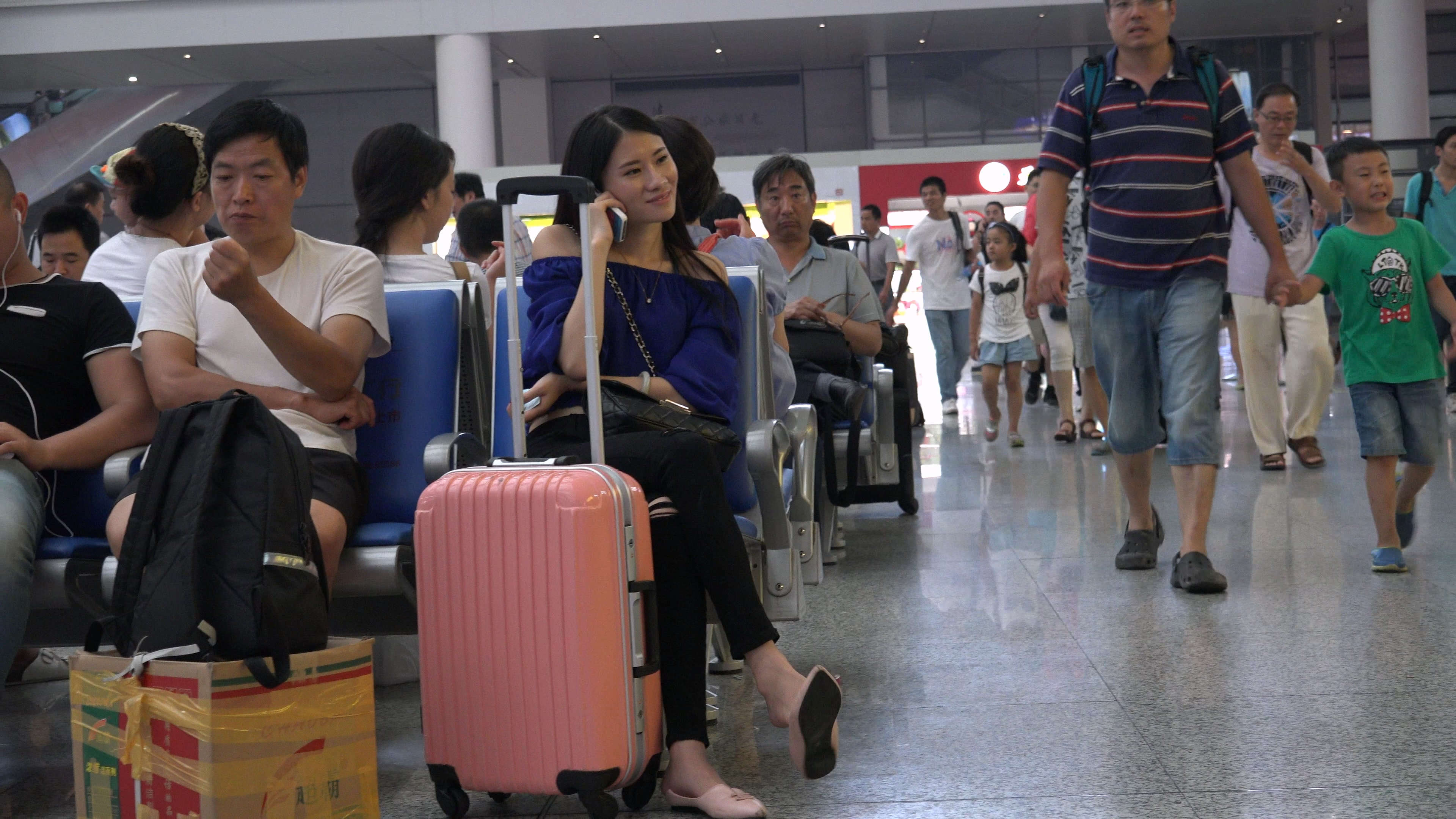 图片[2]-候车室打电话的美女姐姐-日更街拍