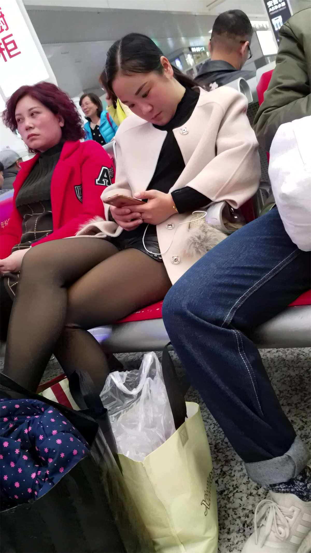 图片[2]-[4K高清视频]候车室的极品黑丝美腿少妇-日更街拍