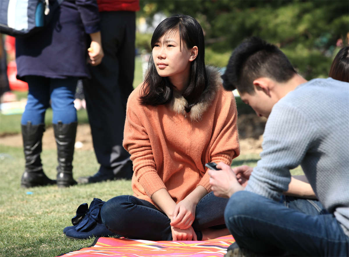 图片[2]-踏青公园街拍系列No.45 既然MM动作含蓄，那就来些超精细足底特写-日更街拍