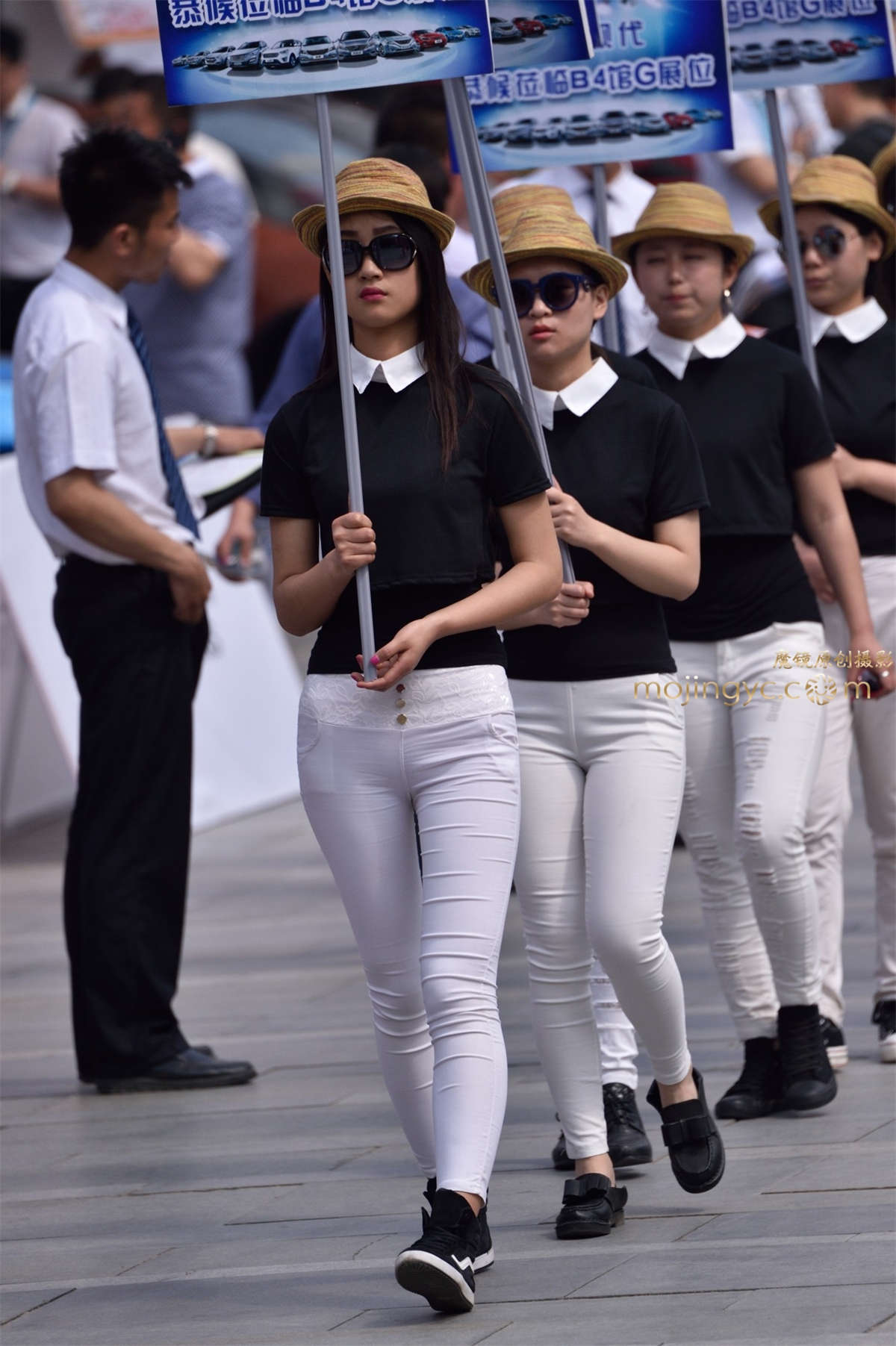 2016-11-14一群紧身白裤妹妹28张-日更街拍