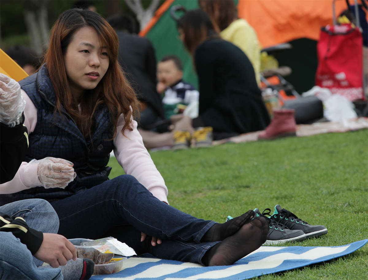 图片[2]-踏青公园街拍系列No.342 对一双黑丝美足的尽兴拍摄-日更街拍