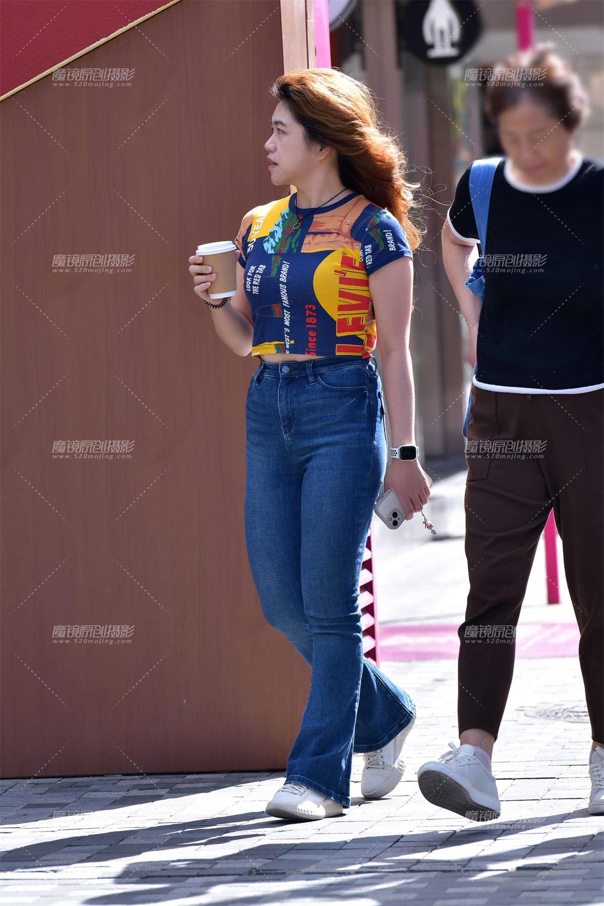 ★微丰腴藏蓝牛仔裤美女-日更街拍