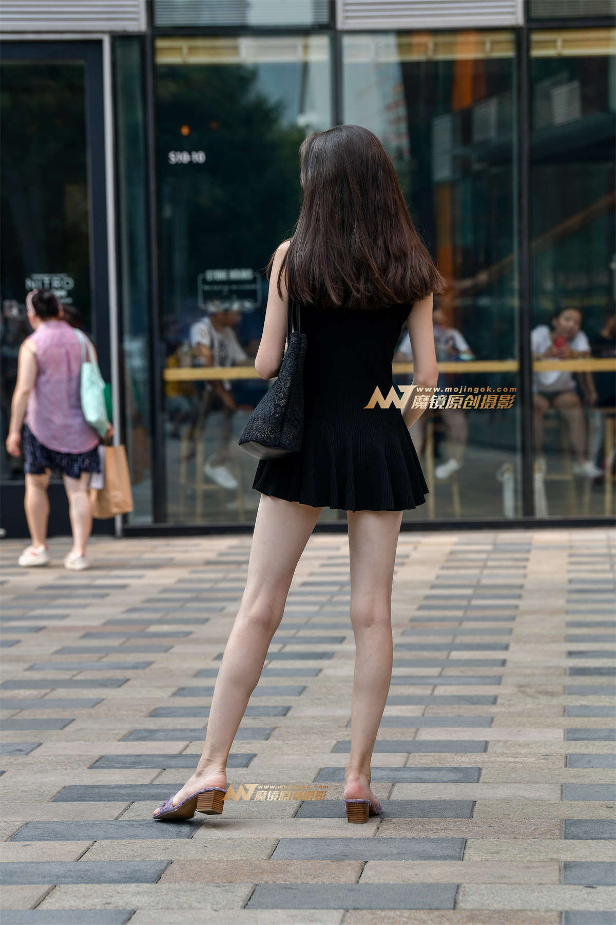 图片[2]-黑短裙长腿美女-日更街拍
