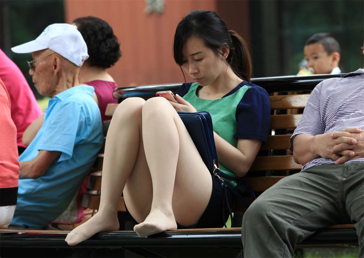 图片[2]-踏青公园街拍系列No.594 这双长椅丝足几乎让人领略了长丝的全部风采-日更街拍