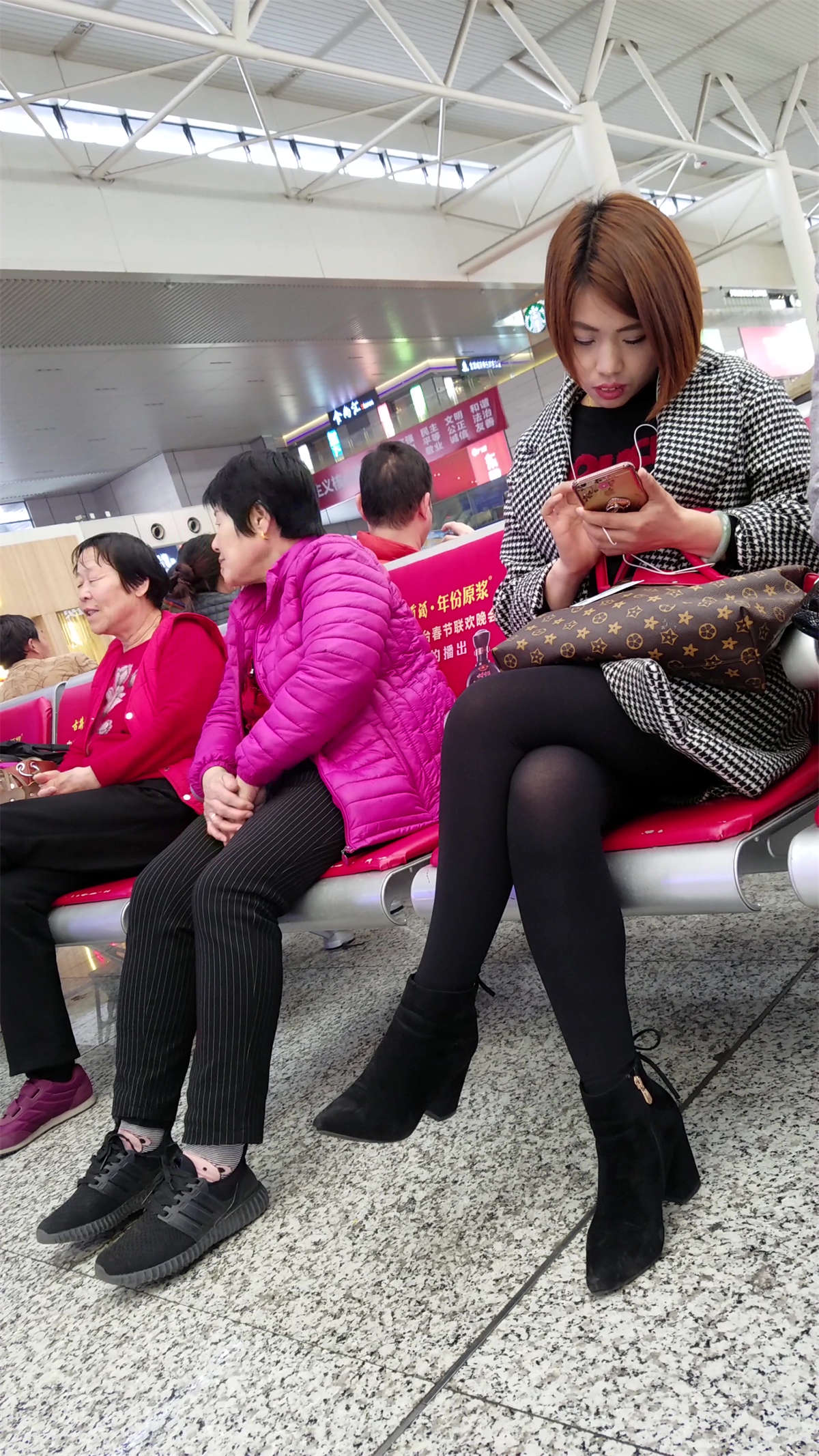[4K高清视频]黑丝美腿短发、专注低头玩手机-日更街拍