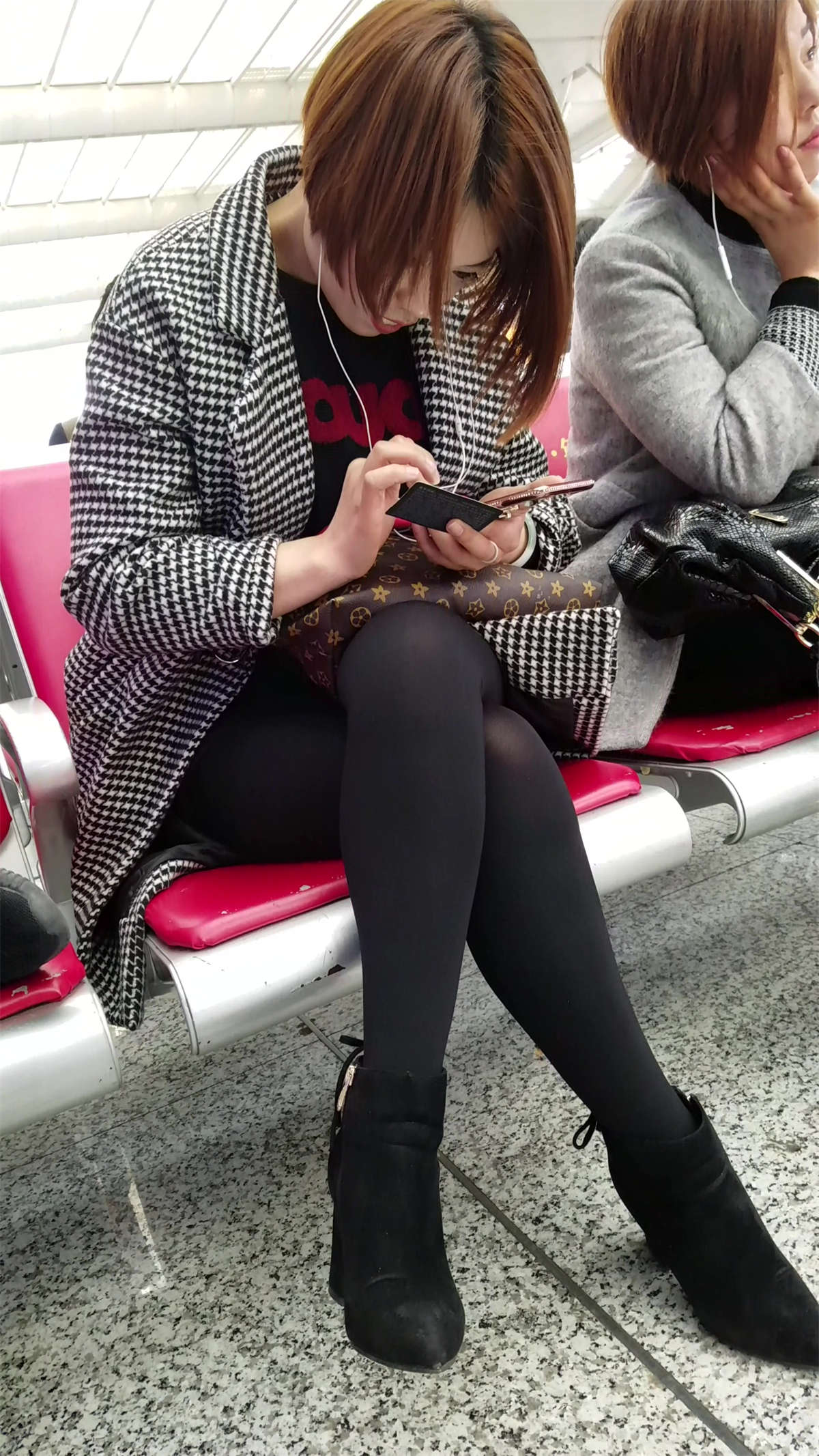 图片[2]-[4K高清视频]黑丝美腿短发、专注低头玩手机-日更街拍