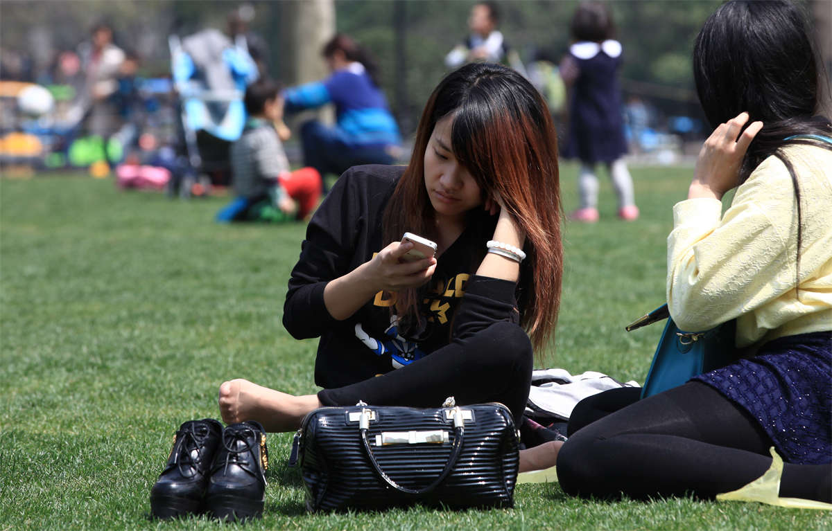 图片[2]-踏青公园街拍系列No.595 这种盘腿坐姿就是为了给人看清足底-日更街拍