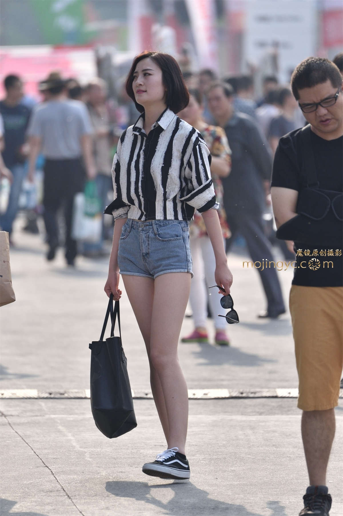 2016-11-21紧身短裤短发美眉19张-日更街拍